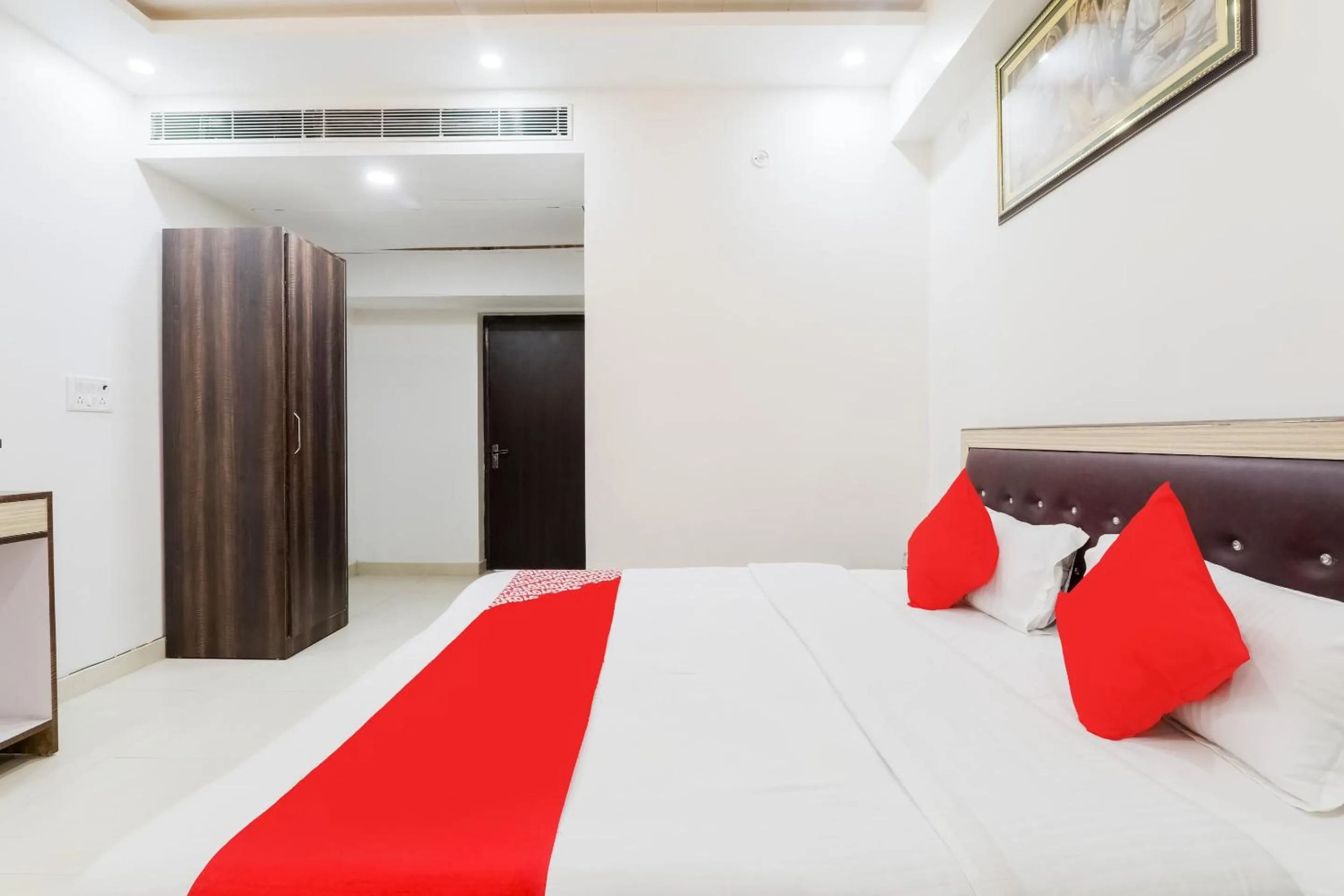 Bedroom, Bed in Hotel O The Maharaja Inn