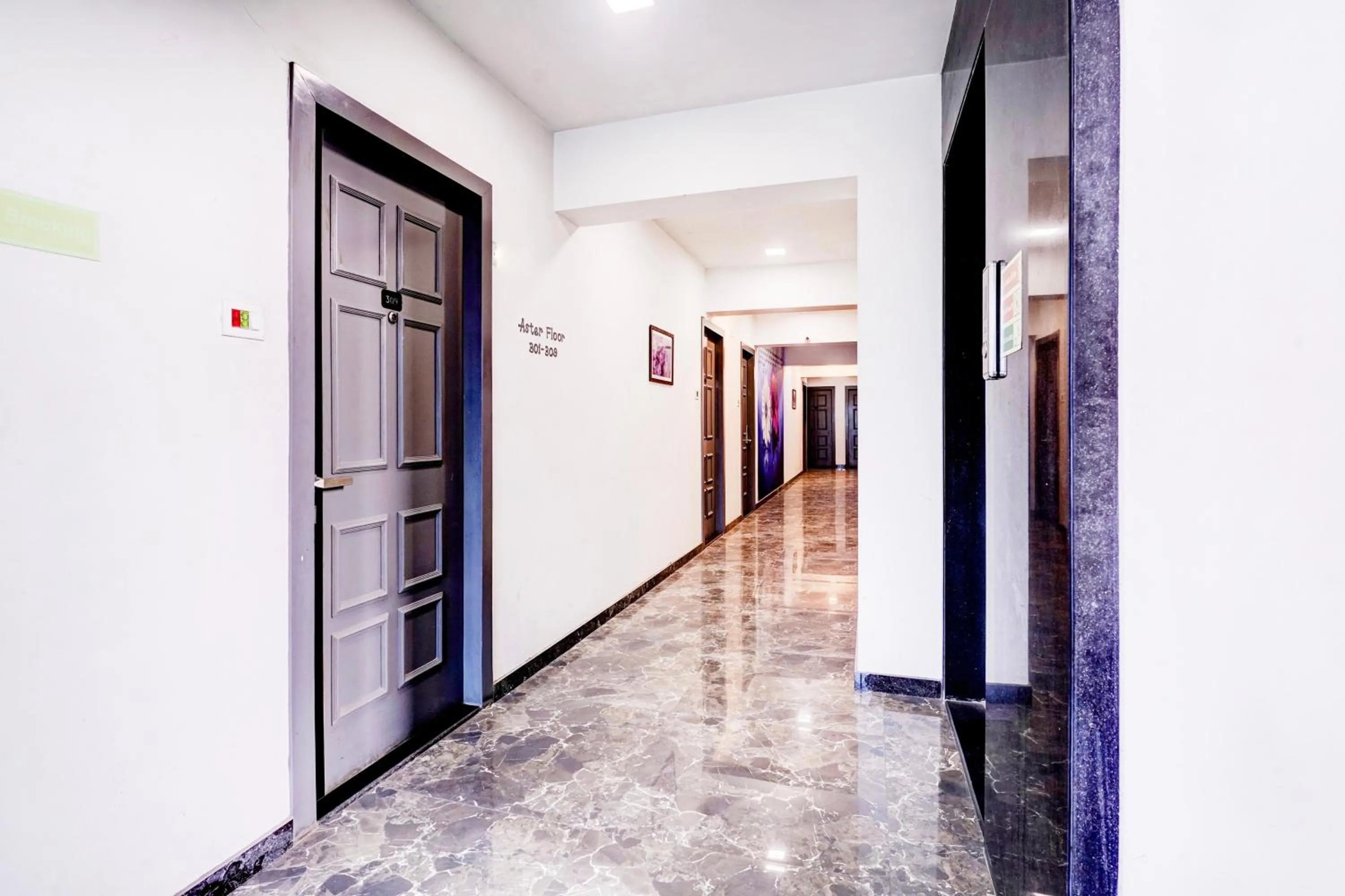 Lobby or reception in Super Townhouse OAK Kopar Khairane Navi Mumbai Formerly IVY Hotel