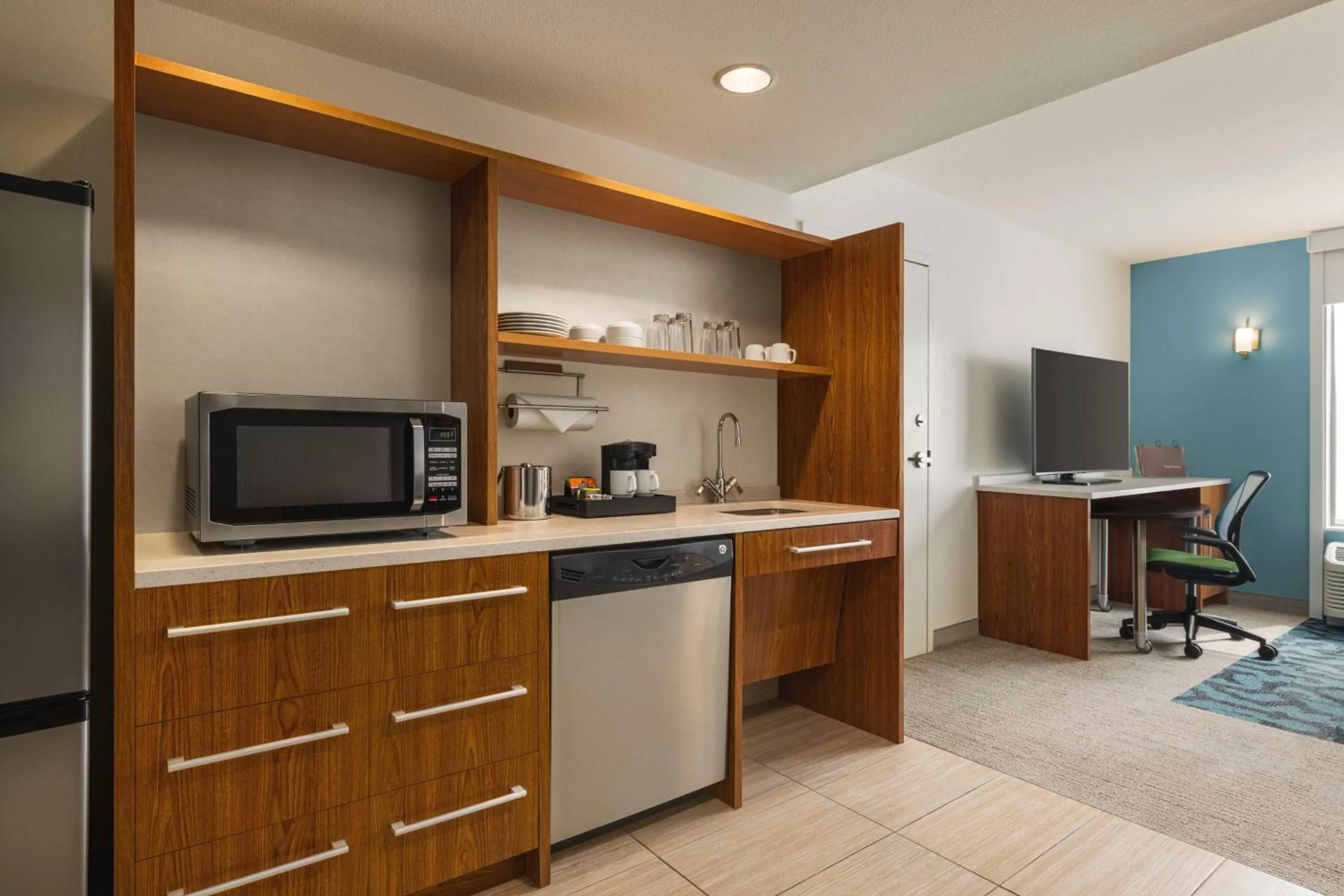 Kitchen or kitchenette in Home2 Suites by Hilton Denver West / Federal Center