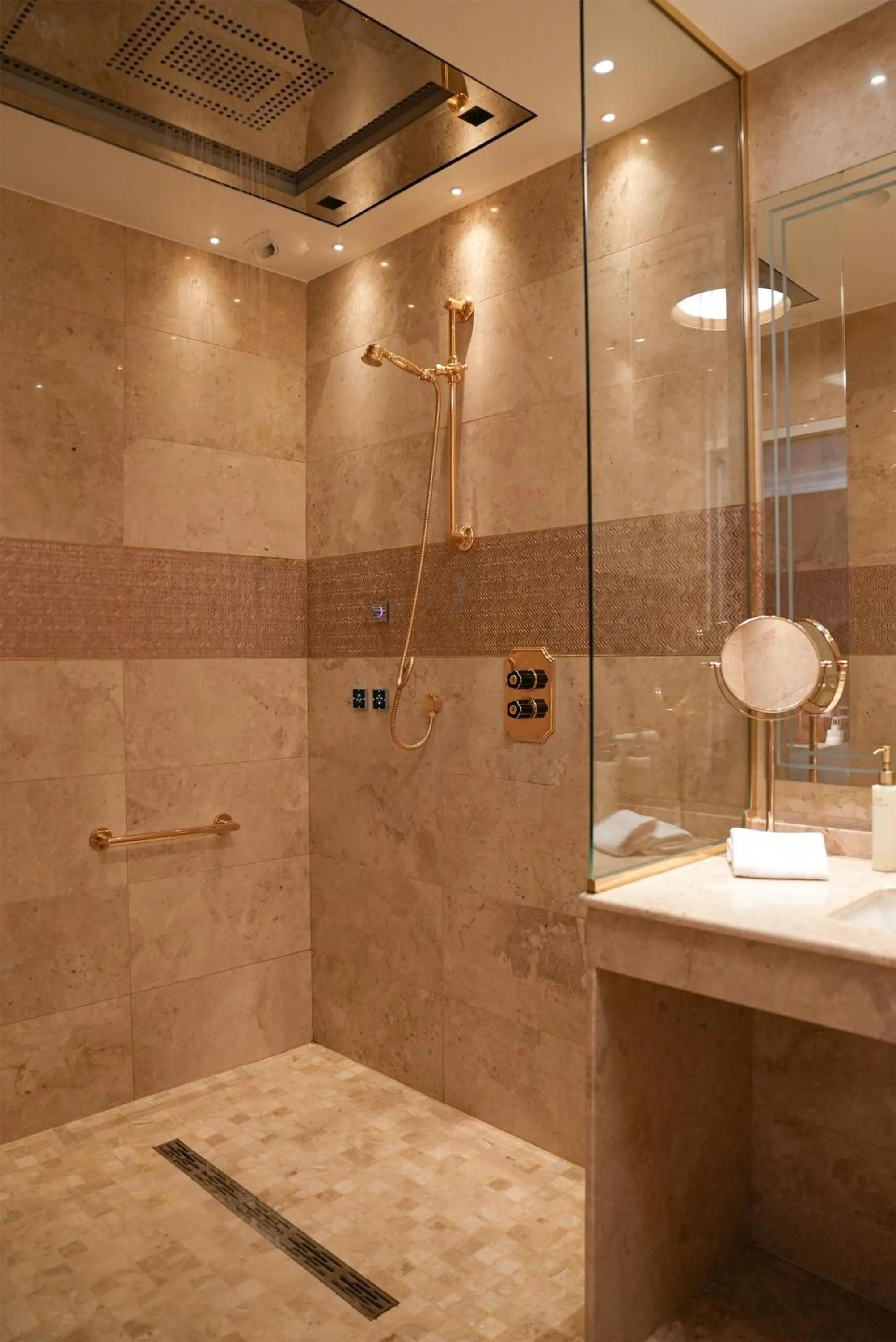 Shower in Paris j'Adore Hotel & Spa