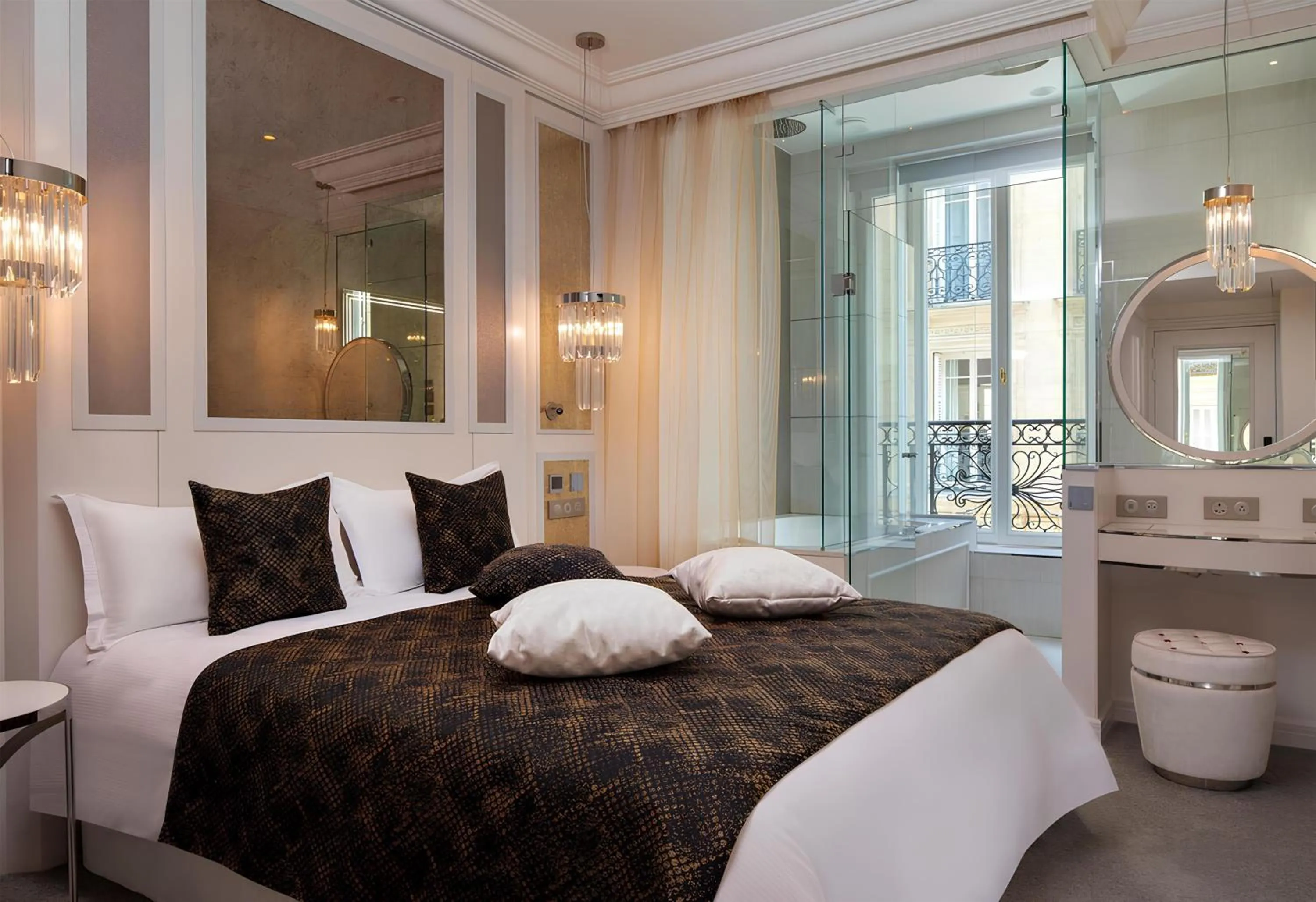 Hot Tub, Bed in Paris j'Adore Hotel & Spa