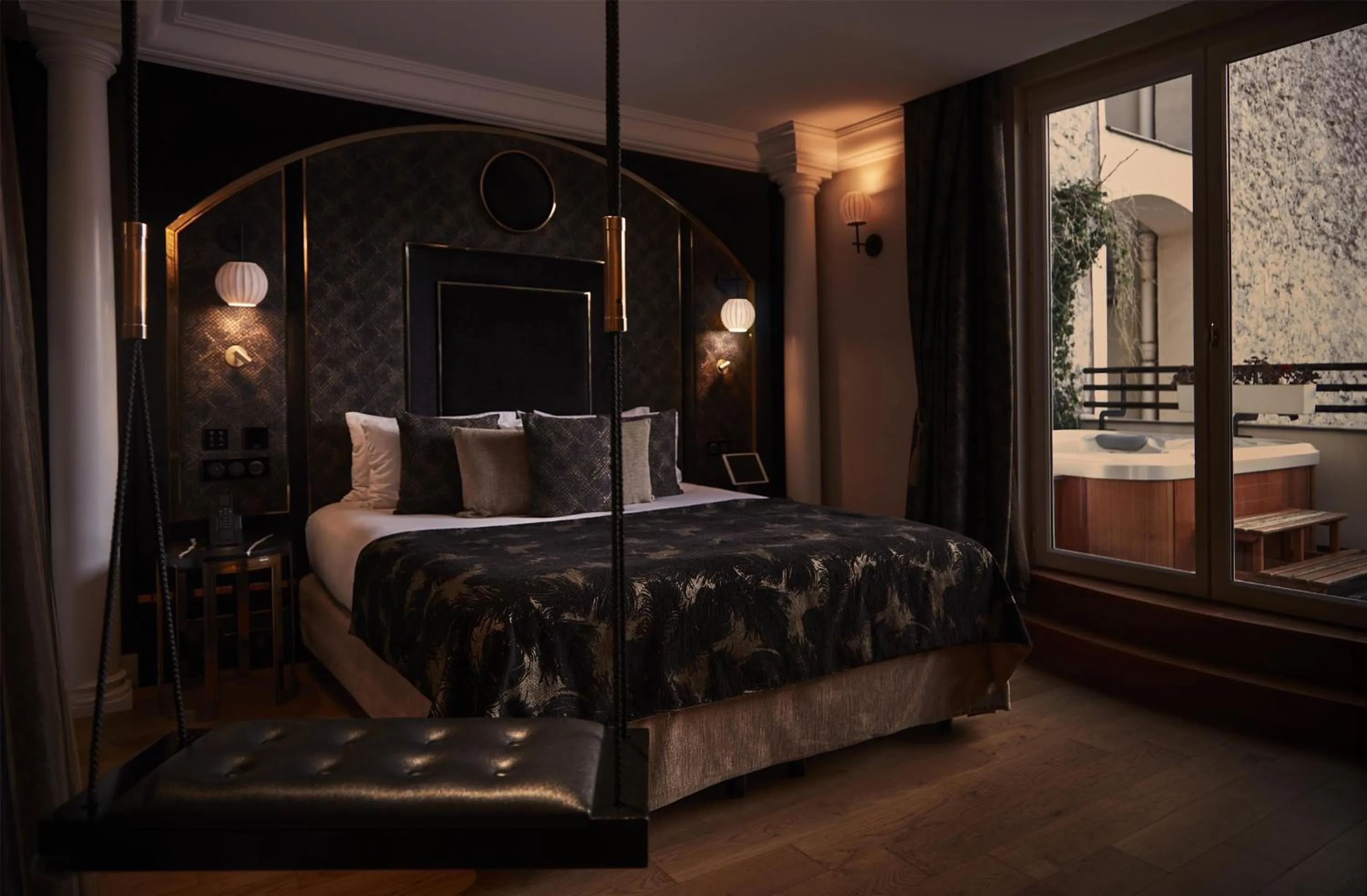 Hot Tub, Bed in Paris j'Adore Hotel & Spa