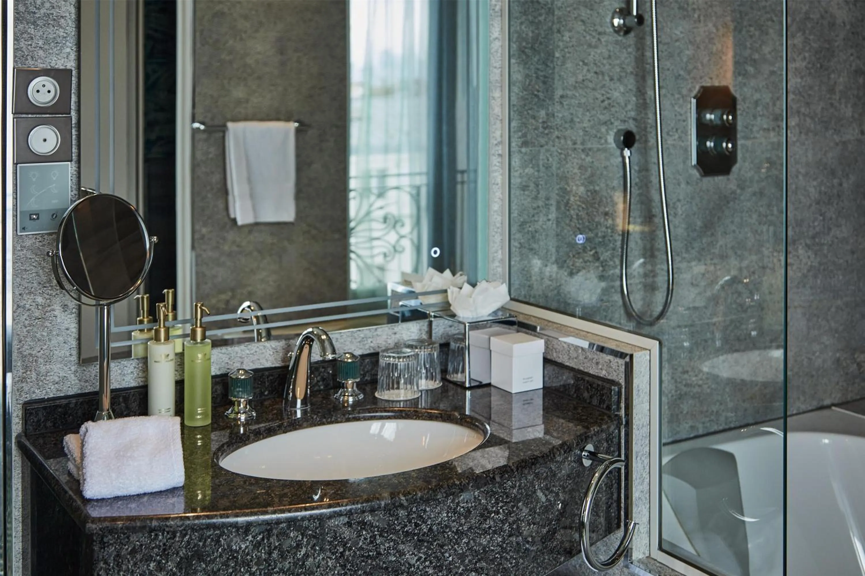 Hot Tub in Paris j'Adore Hotel & Spa