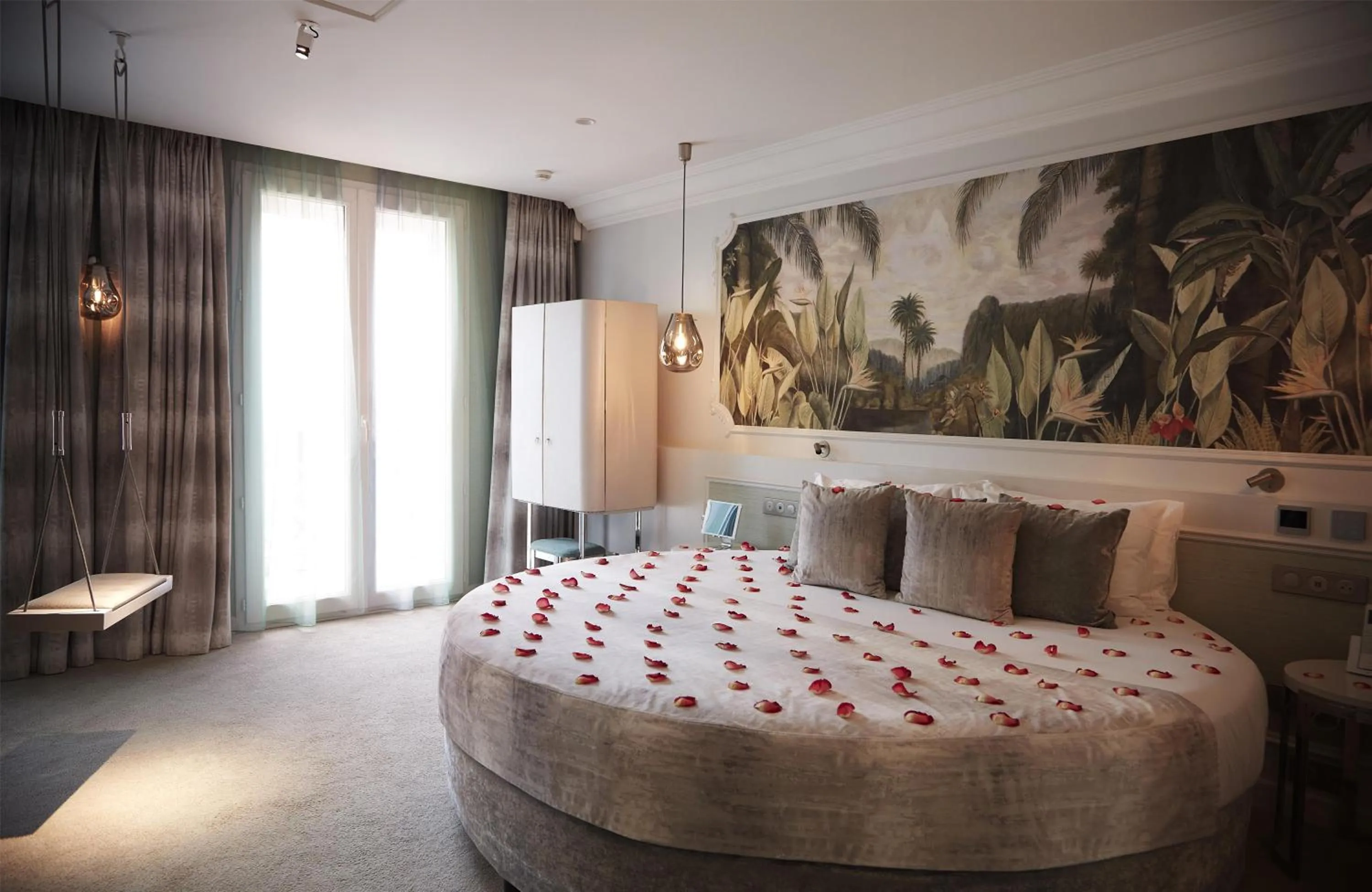 Shower, Bed in Paris j'Adore Hotel & Spa