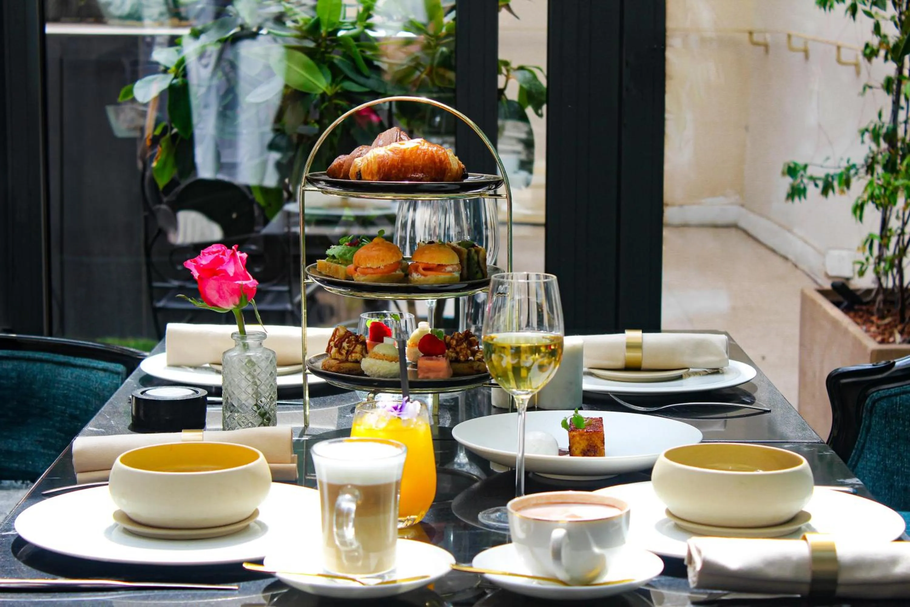 Food and drinks in Paris j'Adore Hotel & Spa