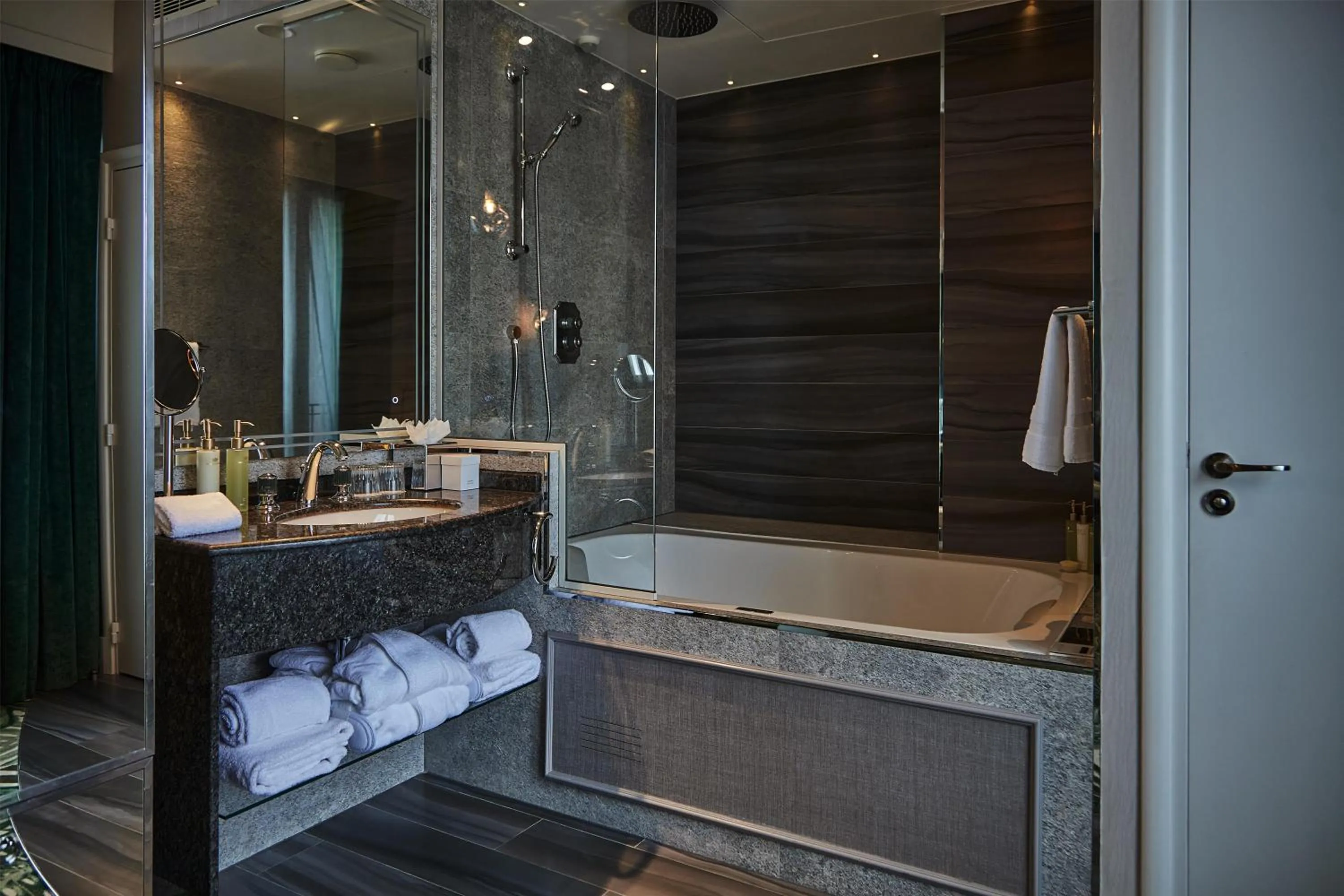 Hot Tub in Paris j'Adore Hotel & Spa