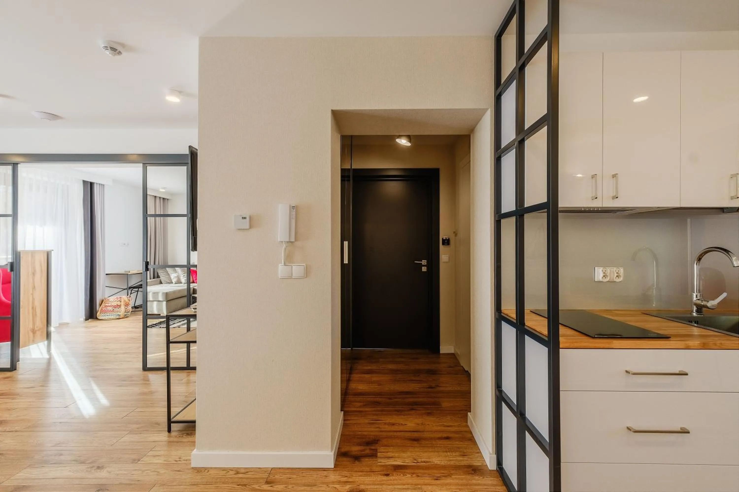 Kitchen or kitchenette in REZYDENCJA ORNAK 5 - stylowe apartamenty z balkonami i jacuzzi, 5 min pieszo do Krupówek, IZBY PODHALAŃSKIE