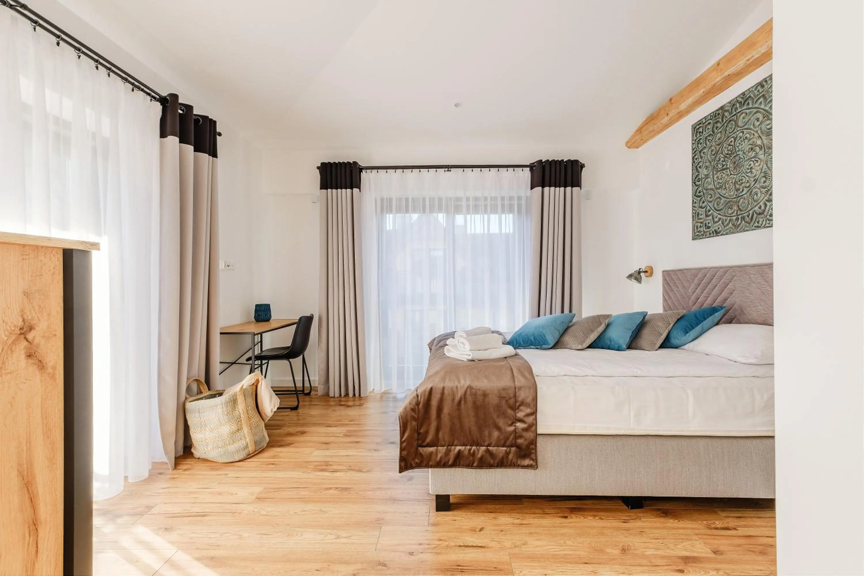 Photo of the whole room, Bed in REZYDENCJA ORNAK 5 - stylowe apartamenty z balkonami i jacuzzi, 5 min pieszo do Krupówek, IZBY PODHALAŃSKIE