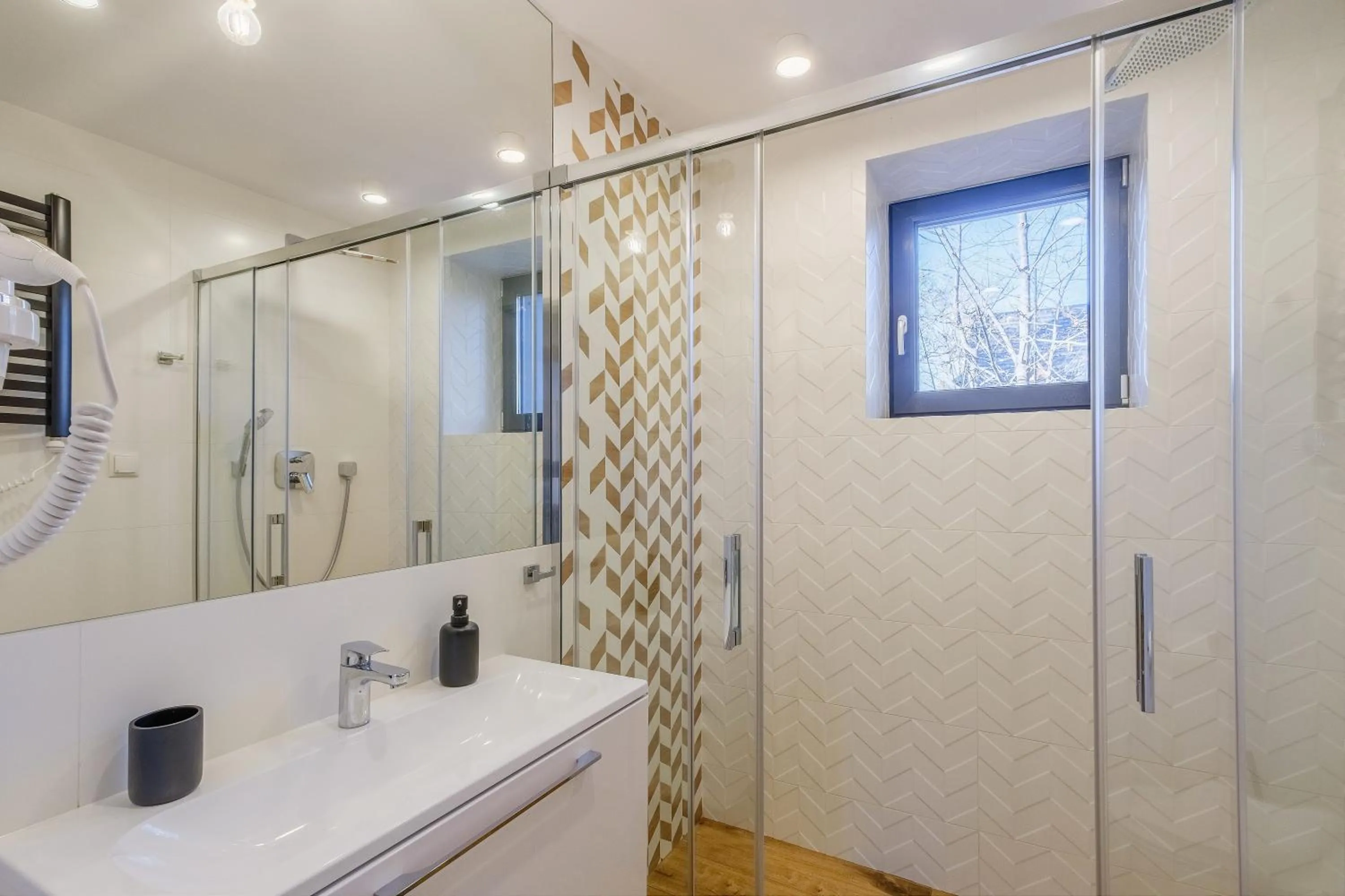 Shower in REZYDENCJA ORNAK 5 - stylowe apartamenty z balkonami i jacuzzi, 5 min pieszo do Krupówek, IZBY PODHALAŃSKIE