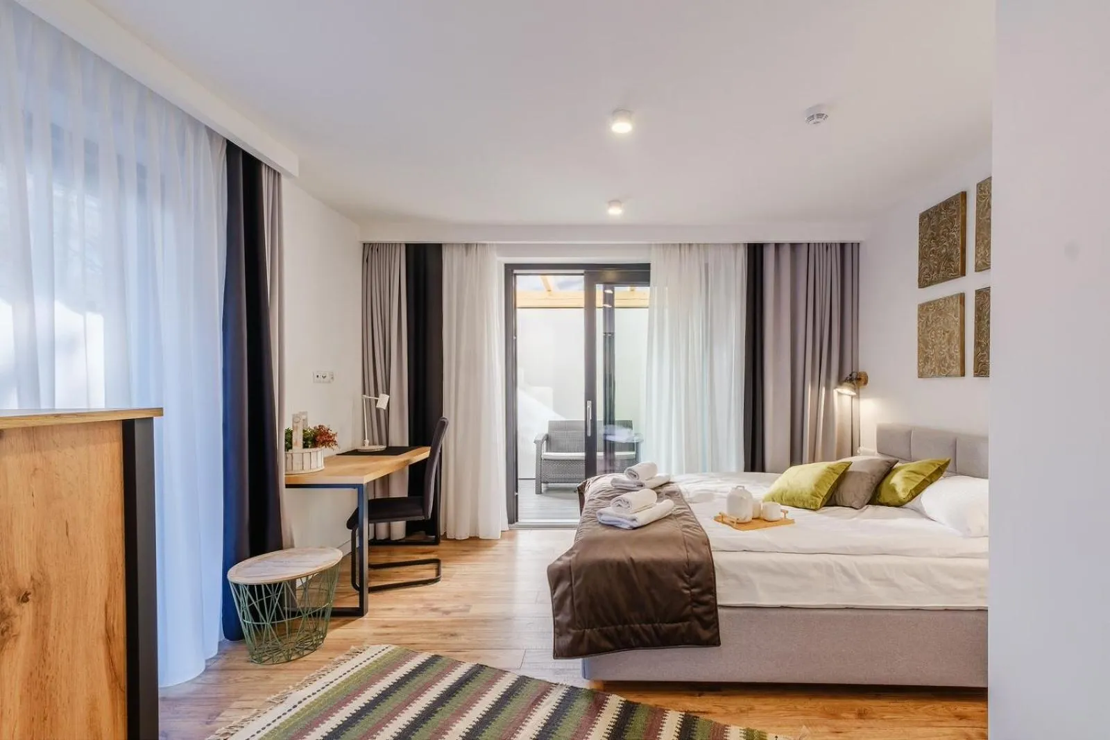 Bed in REZYDENCJA ORNAK 5 - stylowe apartamenty z balkonami i jacuzzi, 5 min pieszo do Krupówek, IZBY PODHALAŃSKIE