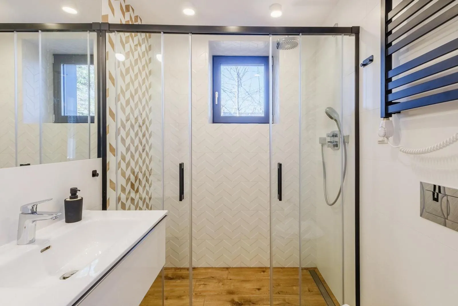 Shower in REZYDENCJA ORNAK 5 - stylowe apartamenty z balkonami i jacuzzi, 5 min pieszo do Krupówek, IZBY PODHALAŃSKIE