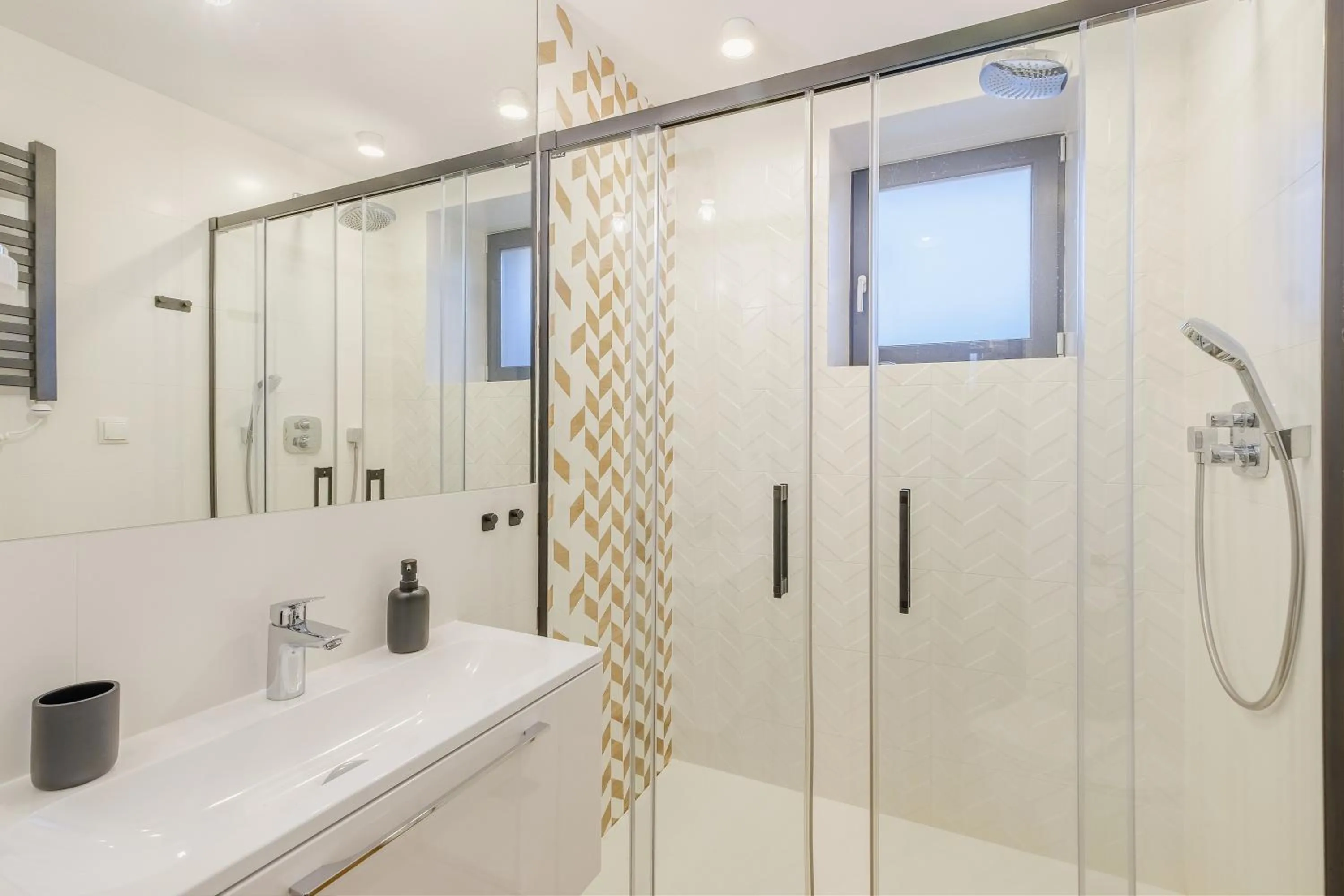 Shower in REZYDENCJA ORNAK 5 - stylowe apartamenty z balkonami i jacuzzi, 5 min pieszo do Krupówek, IZBY PODHALAŃSKIE