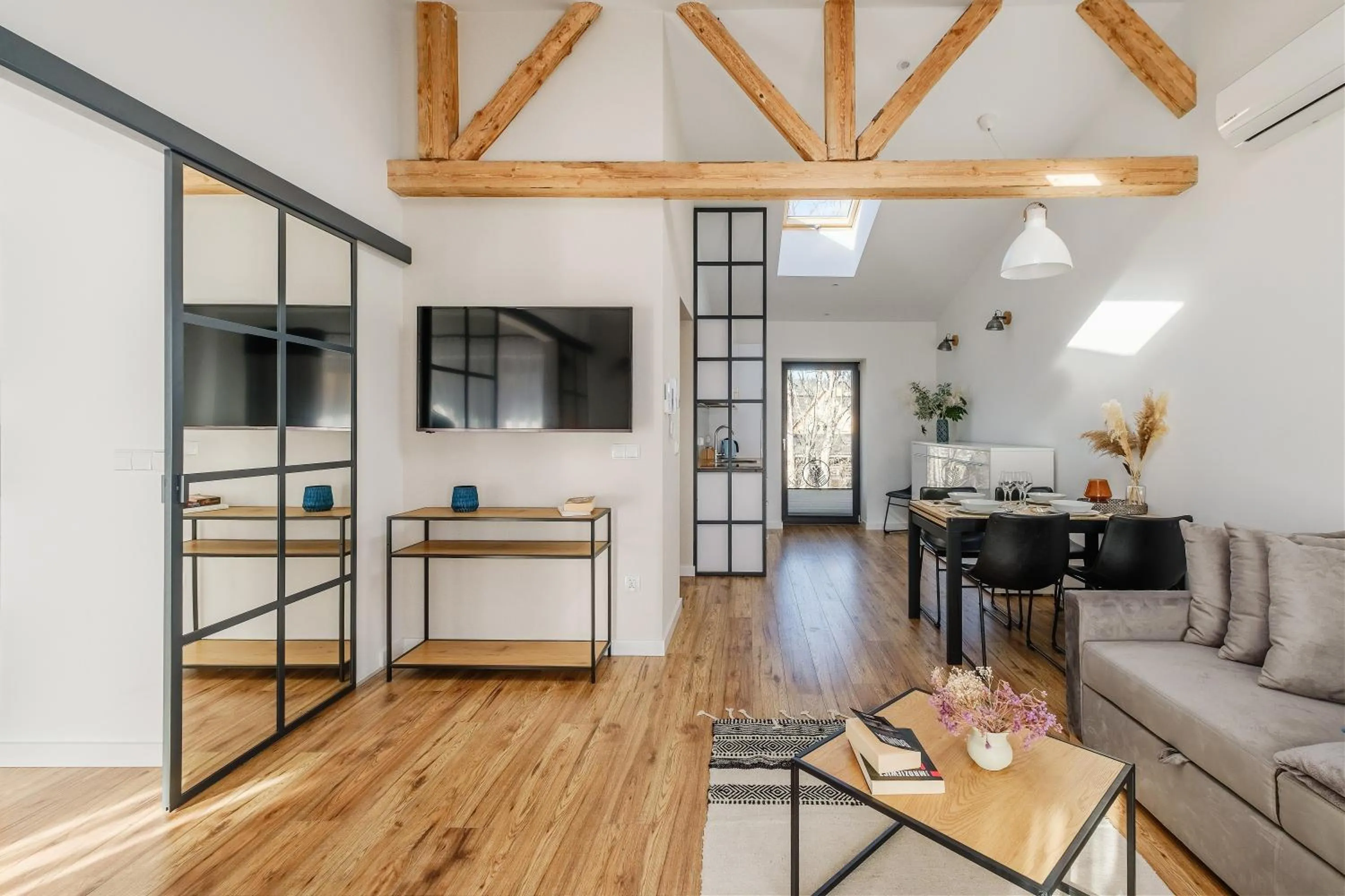 Kitchen or kitchenette in REZYDENCJA ORNAK 5 - stylowe apartamenty z balkonami i jacuzzi, 5 min pieszo do Krupówek, IZBY PODHALAŃSKIE