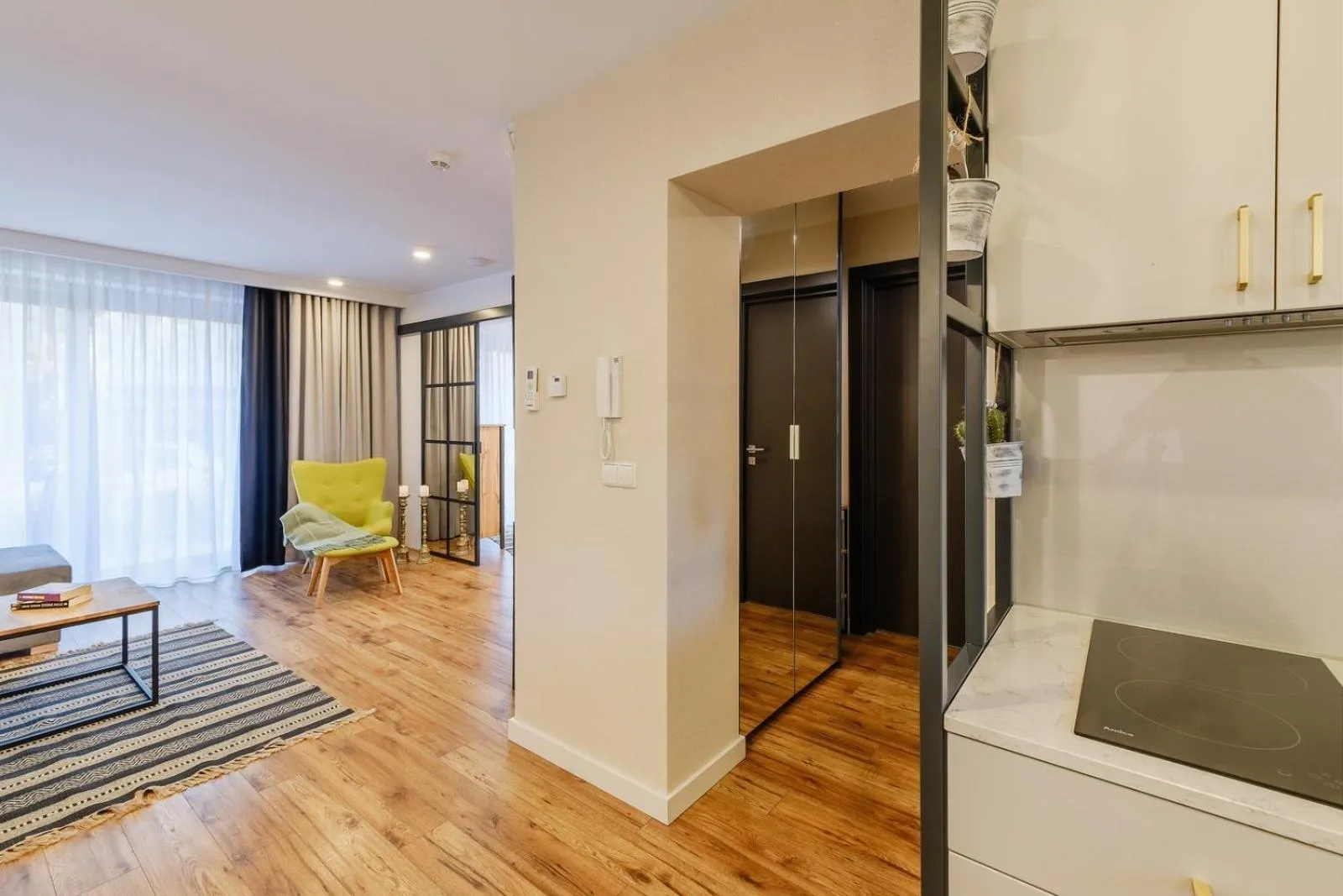 Kitchen or kitchenette in REZYDENCJA ORNAK 5 - stylowe apartamenty z balkonami i jacuzzi, 5 min pieszo do Krupówek, IZBY PODHALAŃSKIE
