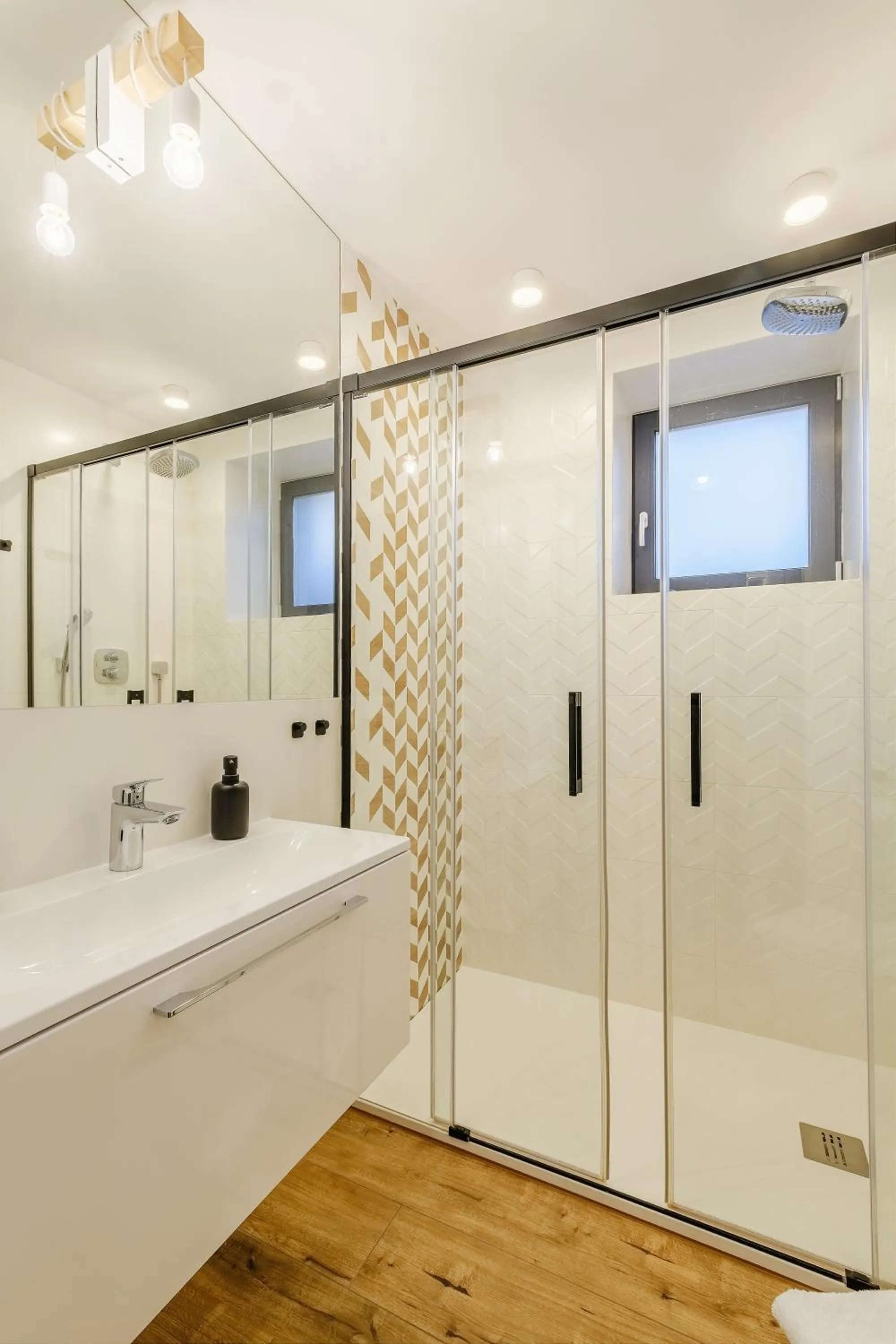 Shower in REZYDENCJA ORNAK 5 - stylowe apartamenty z balkonami i jacuzzi, 5 min pieszo do Krupówek, IZBY PODHALAŃSKIE