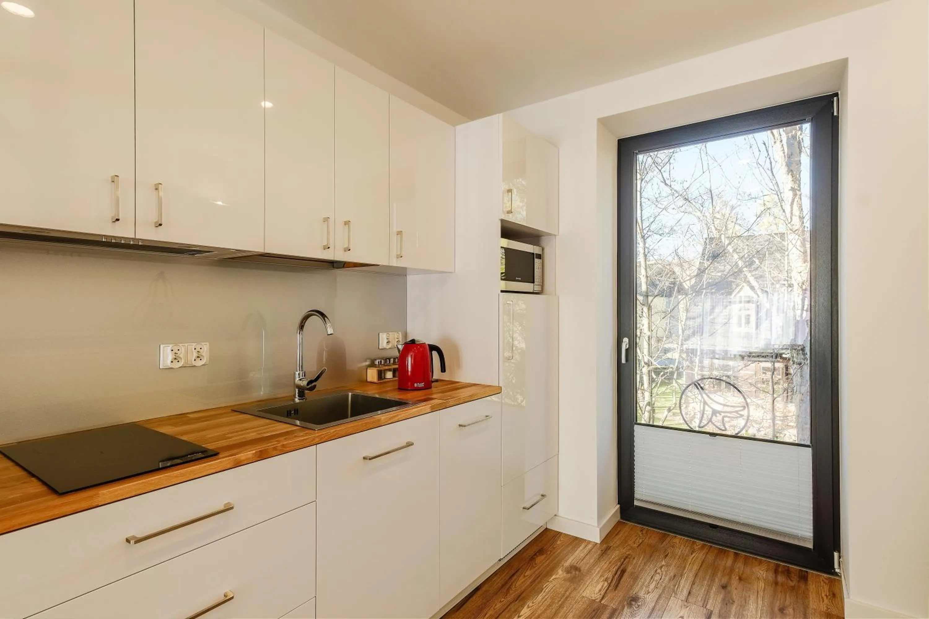 Kitchen or kitchenette in REZYDENCJA ORNAK 5 - stylowe apartamenty z balkonami i jacuzzi, 5 min pieszo do Krupówek, IZBY PODHALAŃSKIE