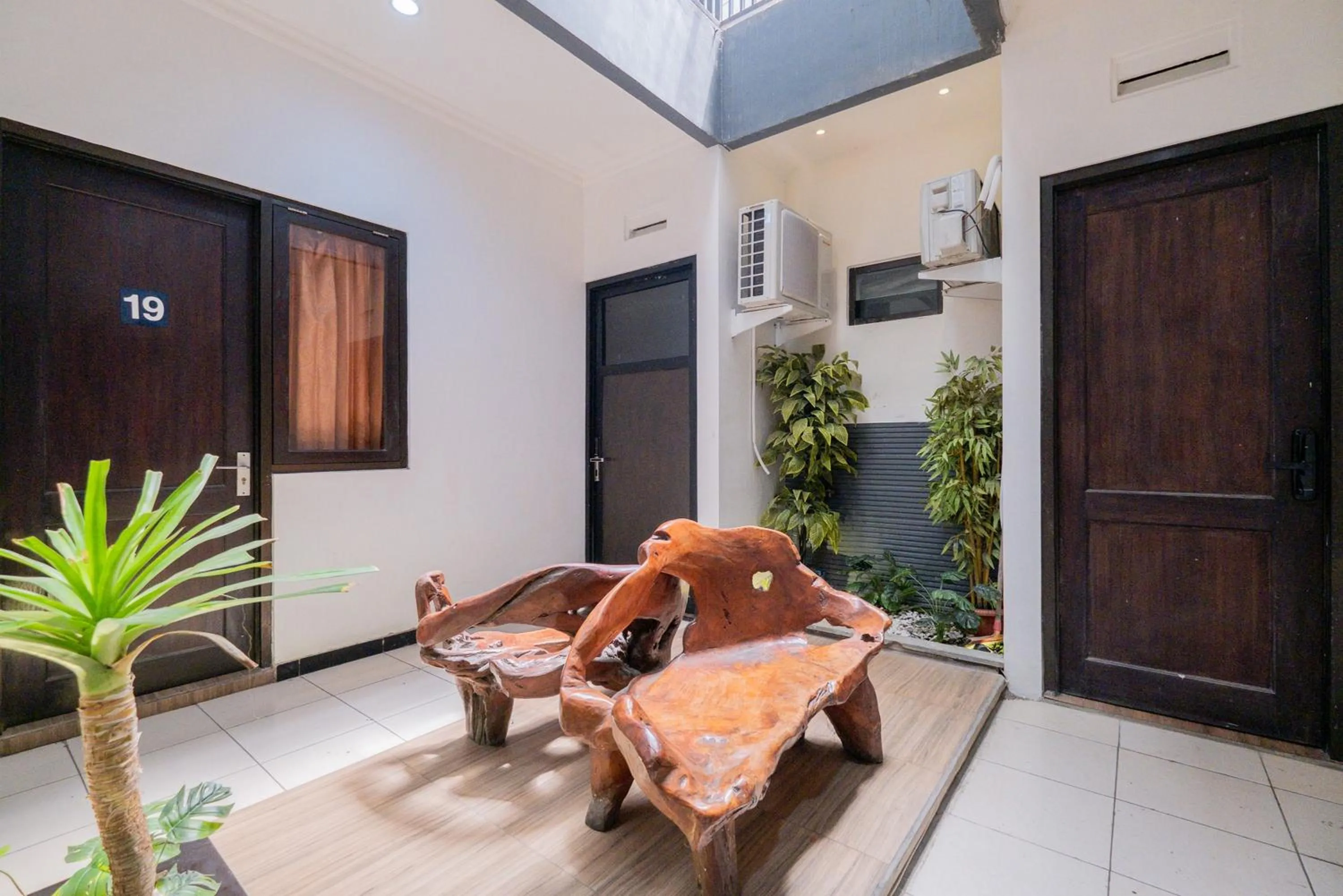 Seating area in RedDoorz At Nginden Surabaya