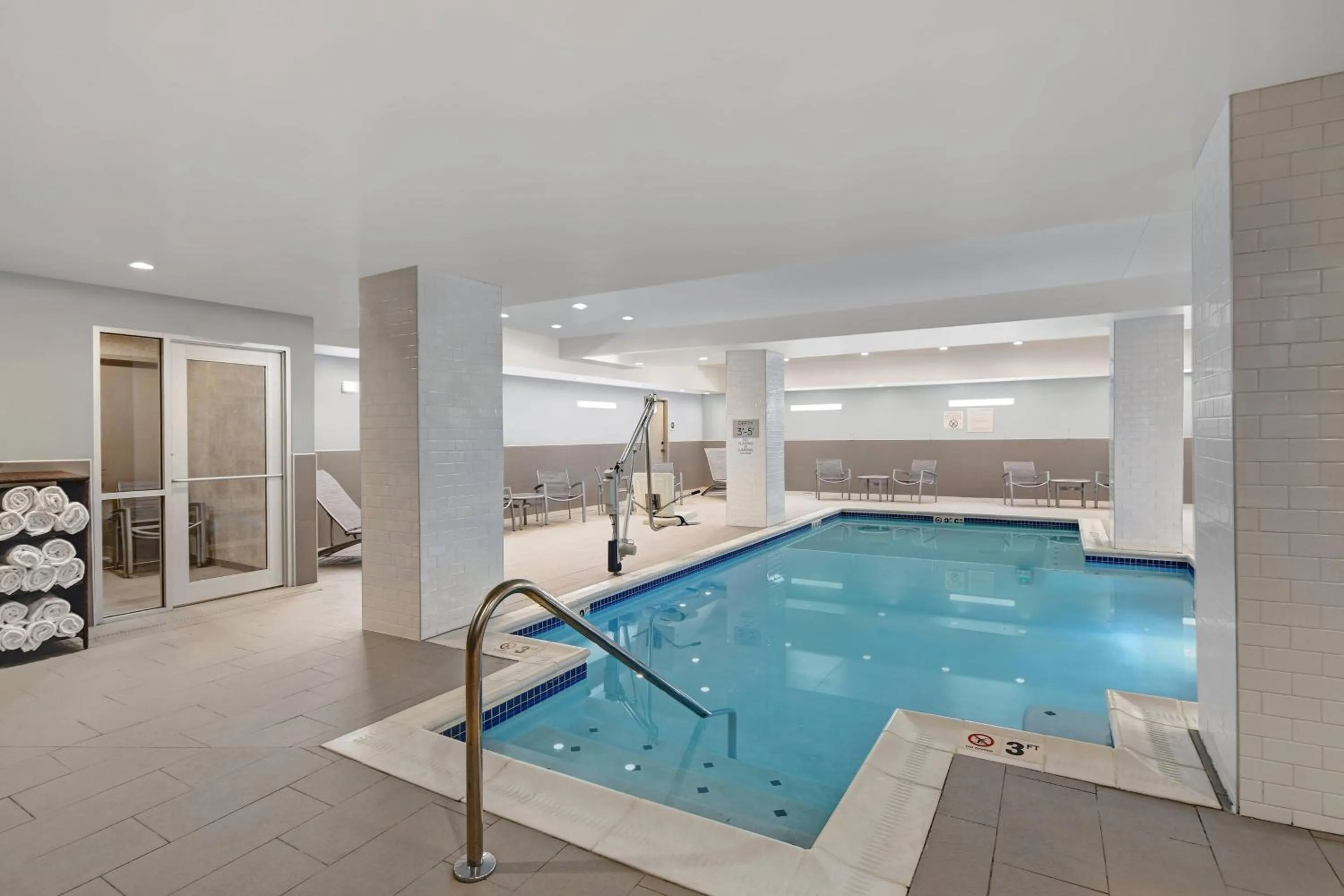 Swimming pool in TownePlace Suites by Marriott Cincinnati Downtown