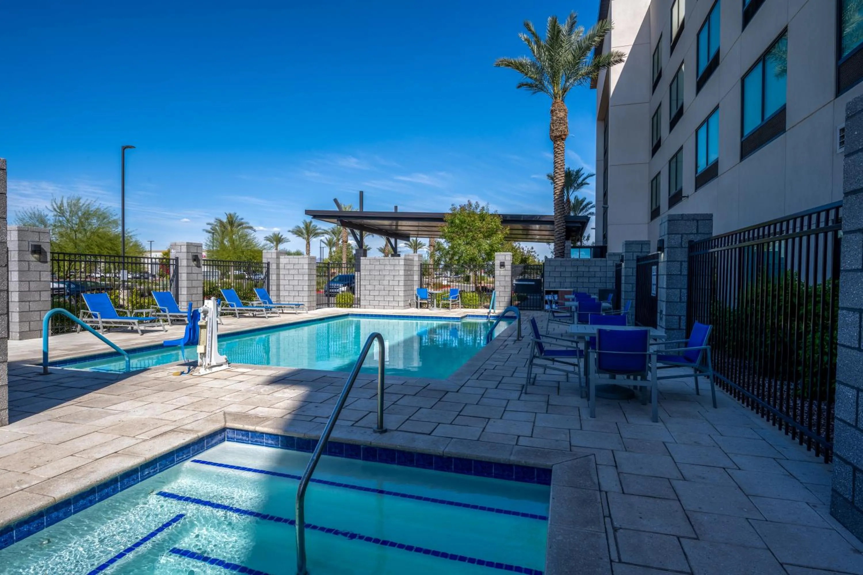 Swimming pool in Holiday Inn Express & Suites - Gilbert - Mesa Gateway Airport