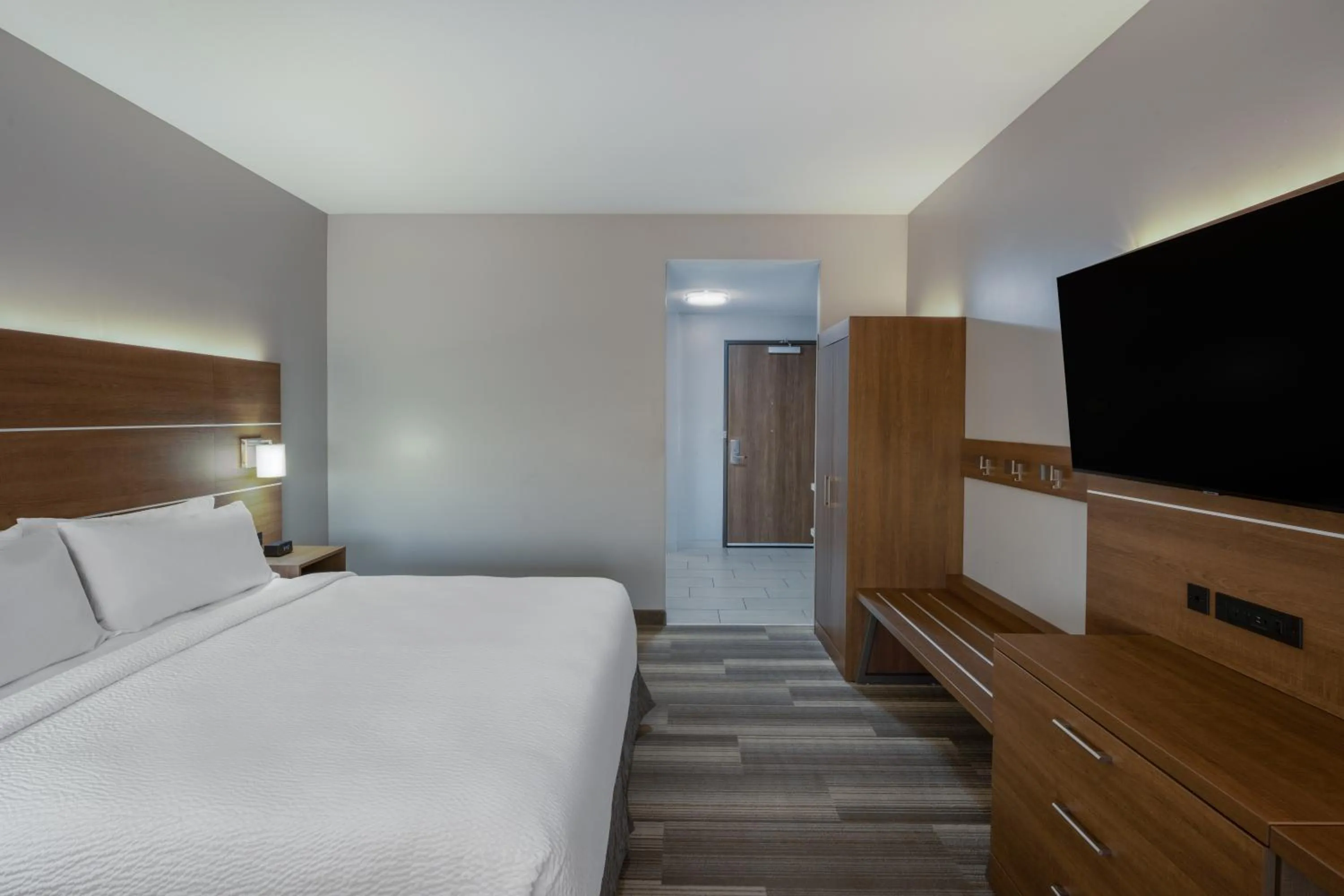 Bedroom, Bed in Holiday Inn Express & Suites - Gilbert - Mesa Gateway Airport