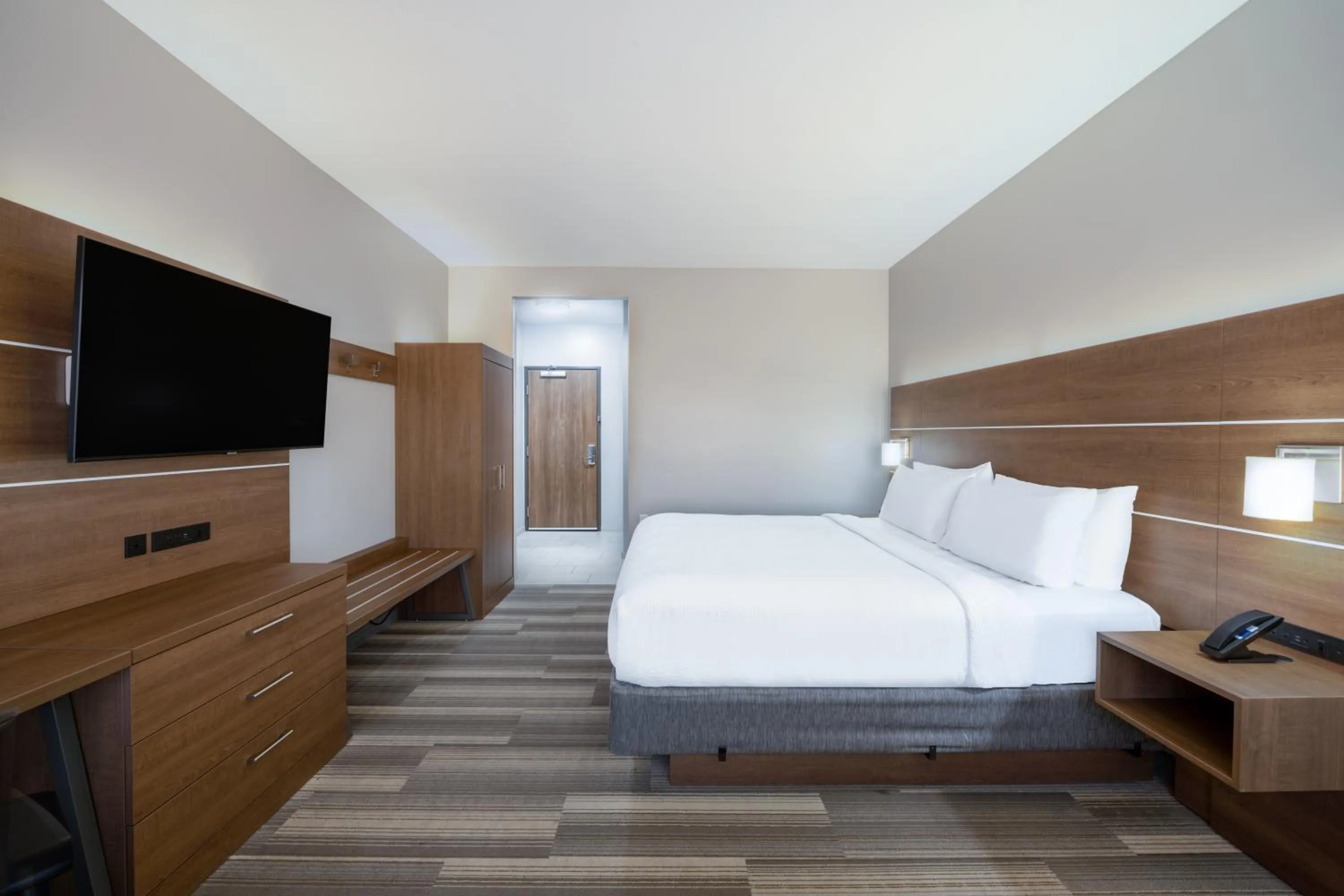 Bedroom, Bed in Holiday Inn Express & Suites - Gilbert - Mesa Gateway Airport