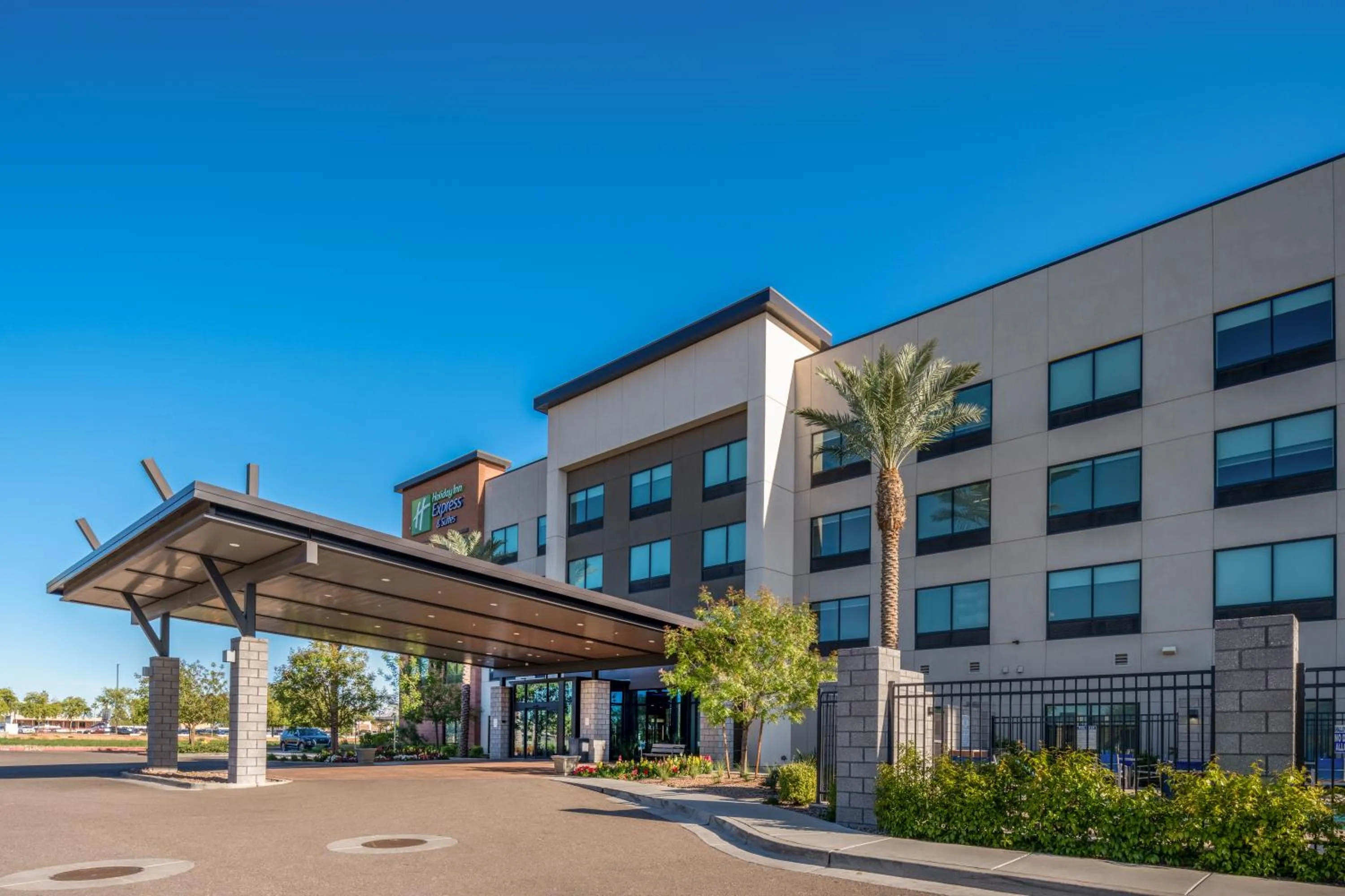 Property building in Holiday Inn Express & Suites - Gilbert - Mesa Gateway Airport