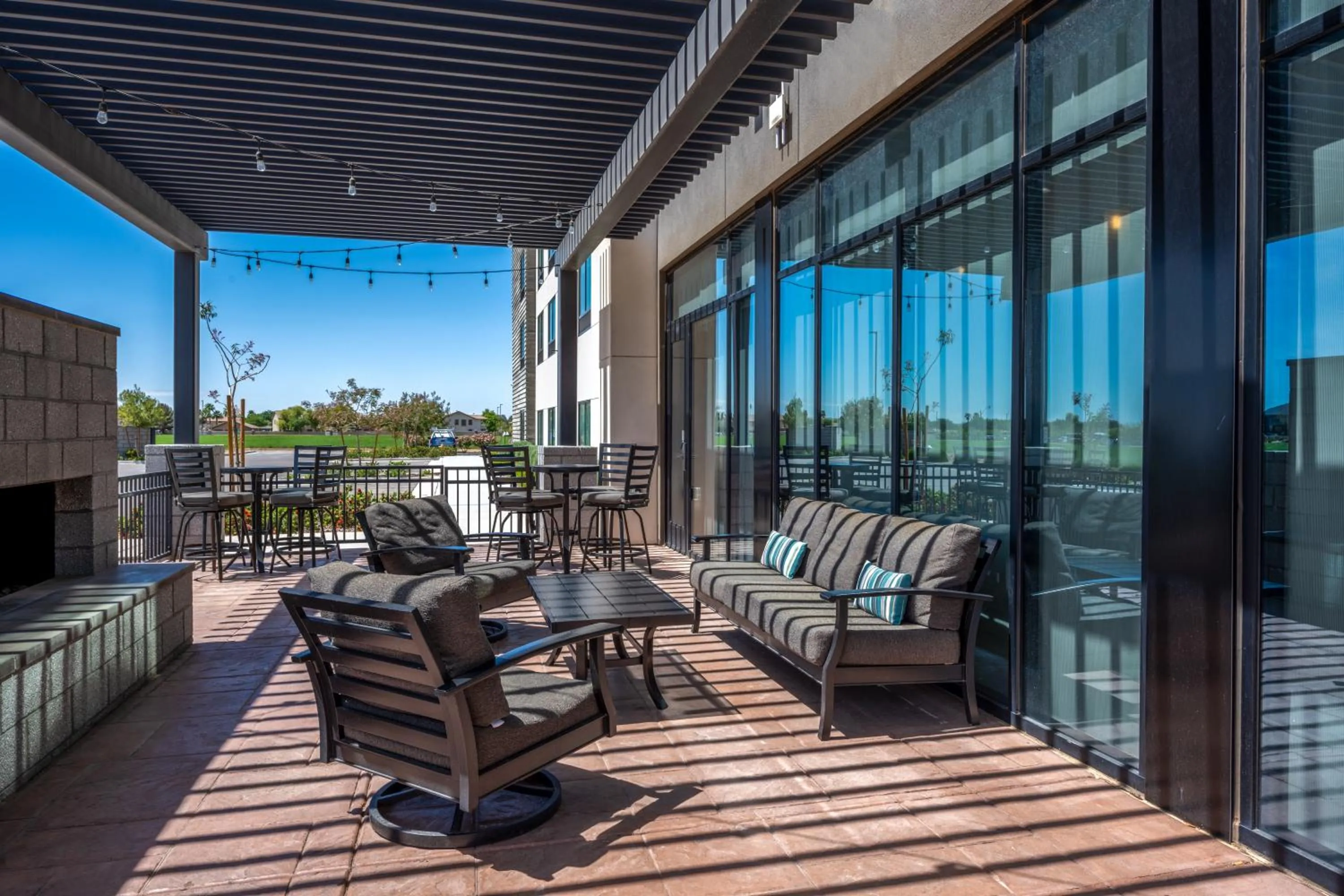 Patio in Holiday Inn Express & Suites - Gilbert - Mesa Gateway Airport