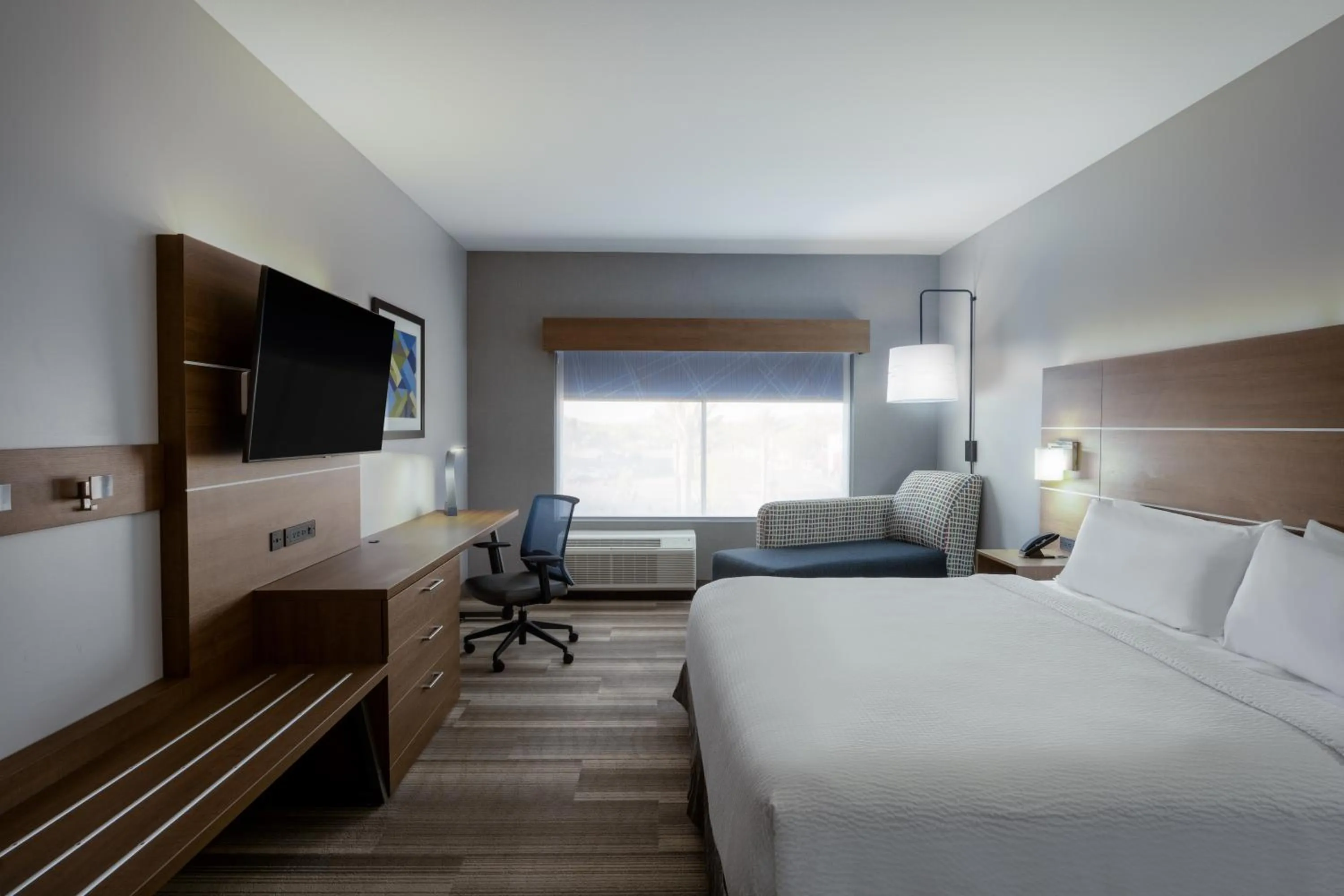 Bedroom, Bed in Holiday Inn Express & Suites - Gilbert - Mesa Gateway Airport
