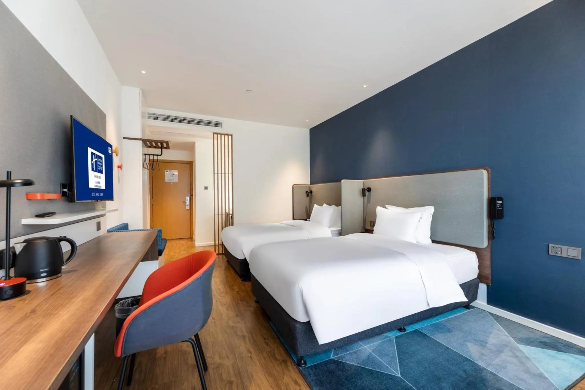 Photo of the whole room, Bed in Holiday Inn Express Changsha Shifu by IHG
