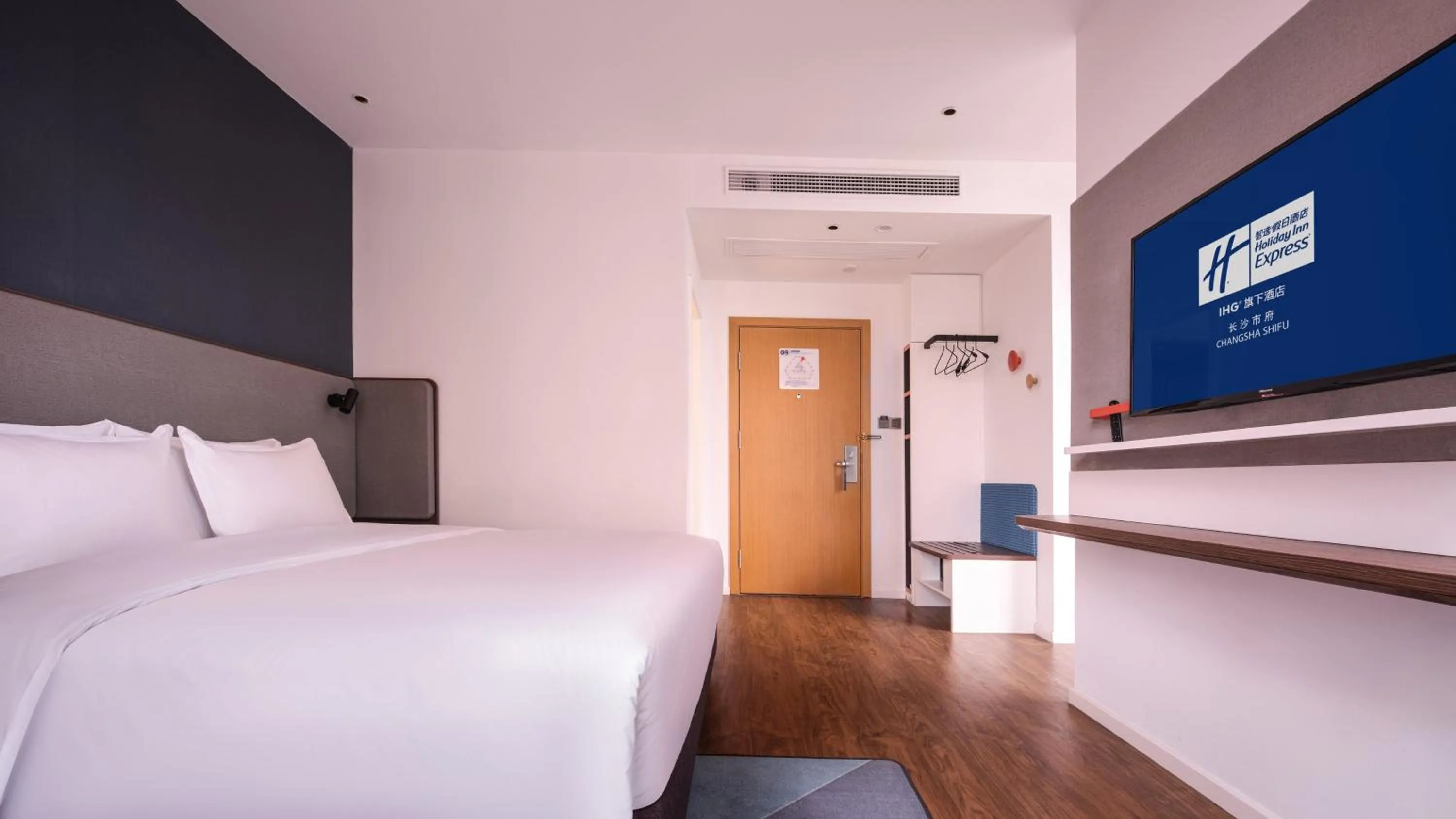 Photo of the whole room, Bed in Holiday Inn Express Changsha Shifu by IHG