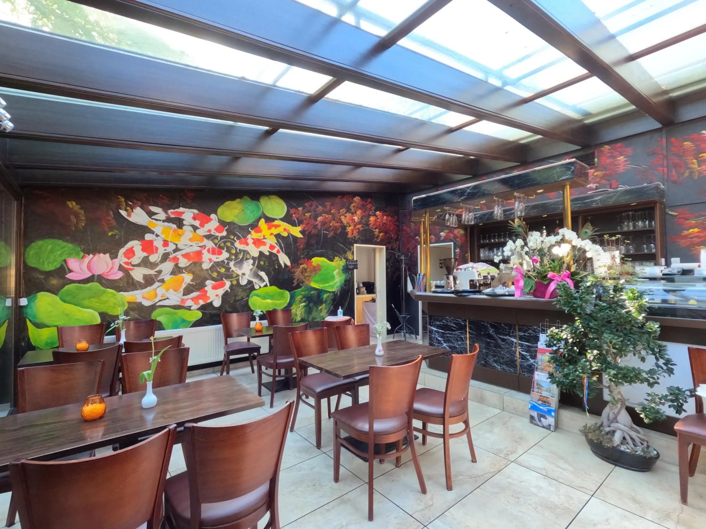 Restaurant/places to eat in Hotel Diana