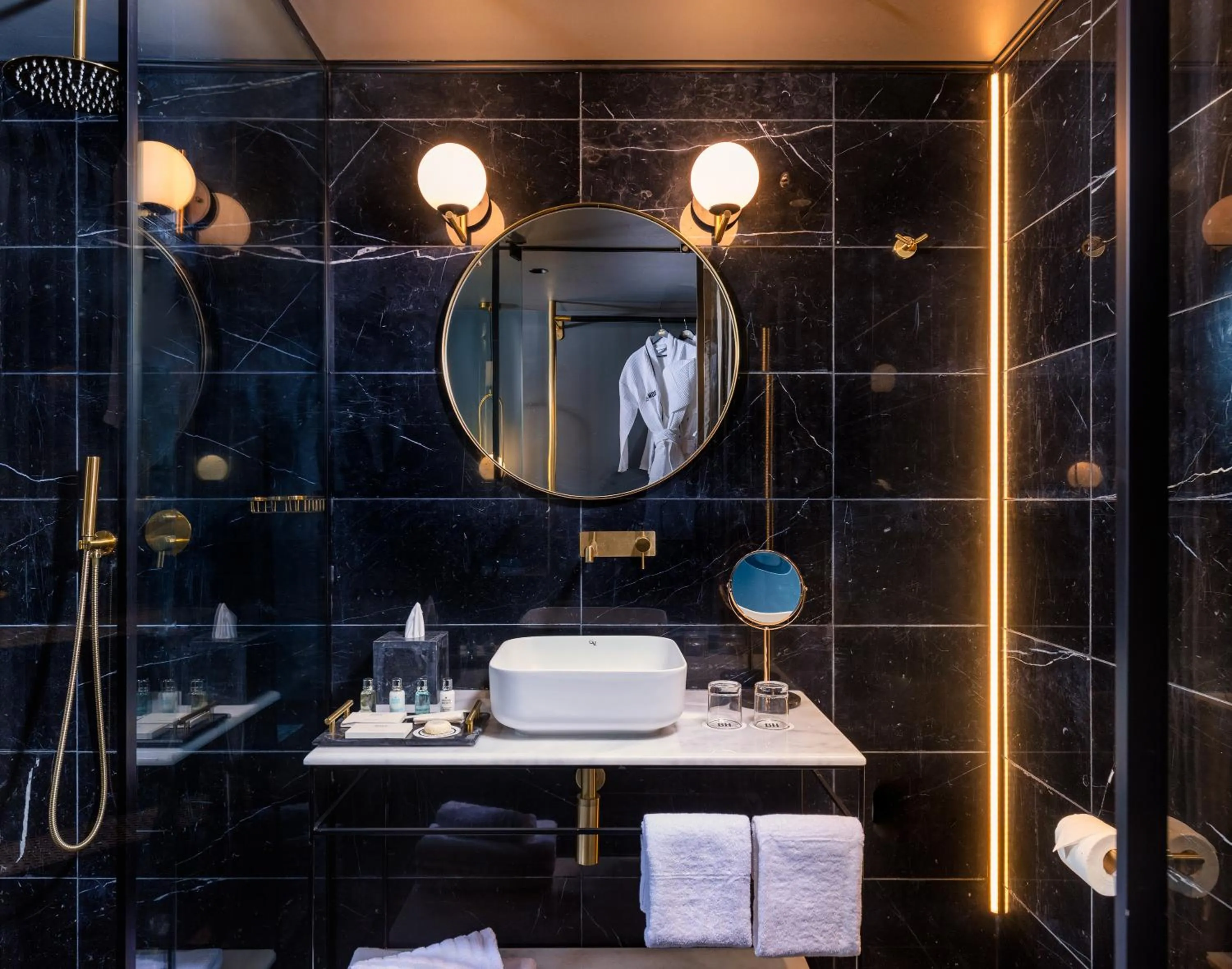 Bathroom in Brown Machne Yehuda