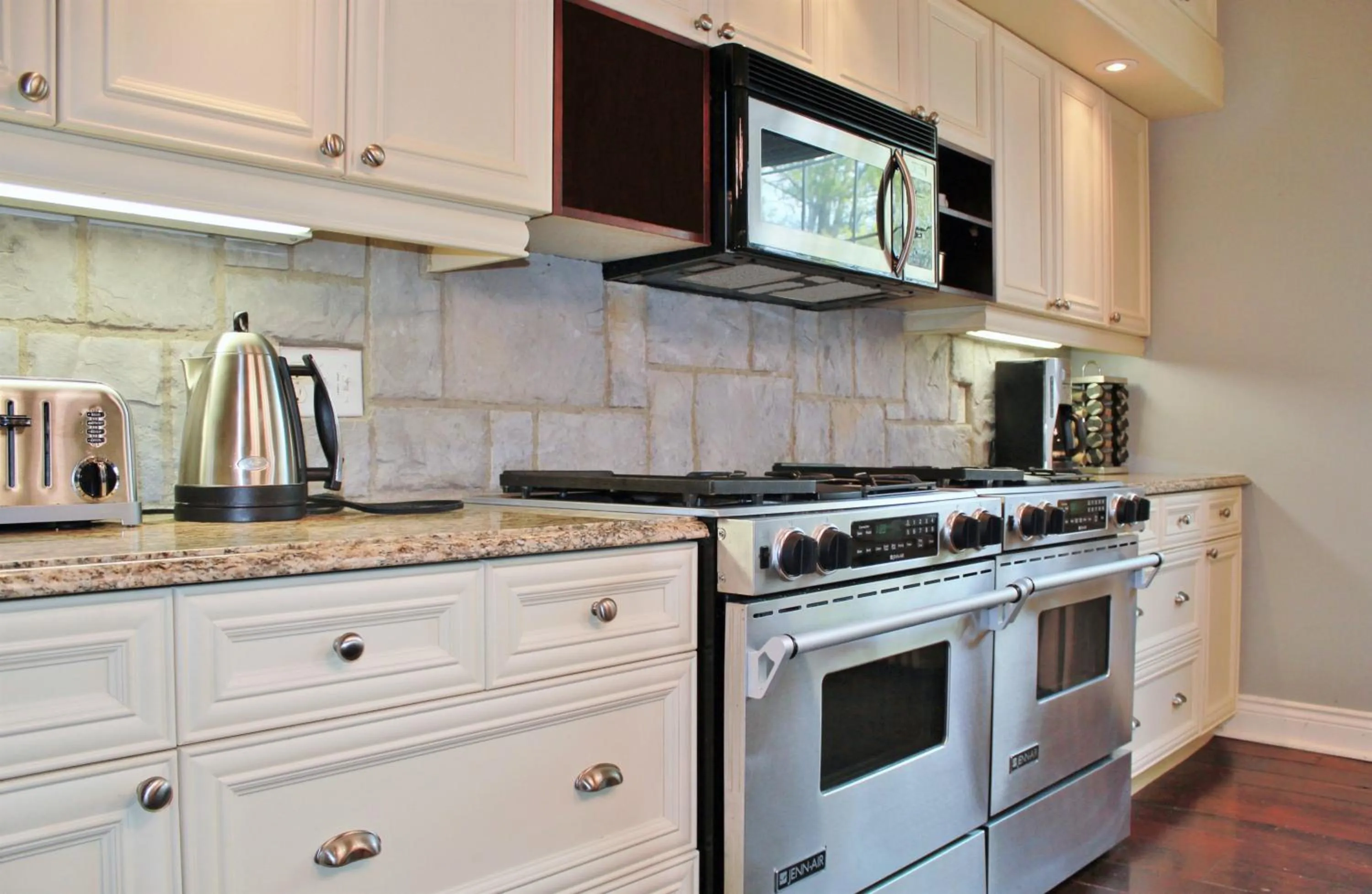 Kitchen or kitchenette in All Suites Whitney Manor