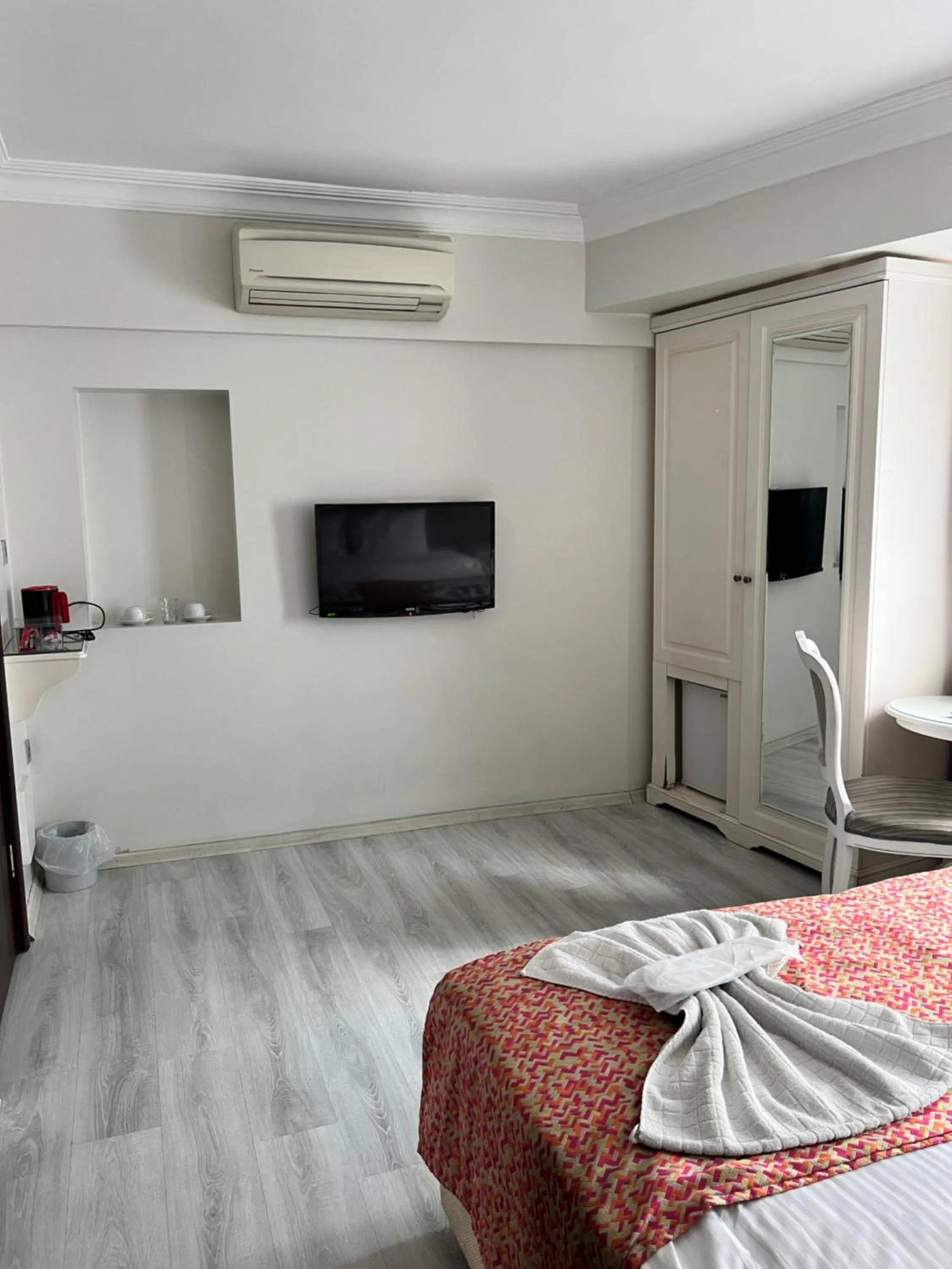 TV and multimedia, Bed in Nacre Residence