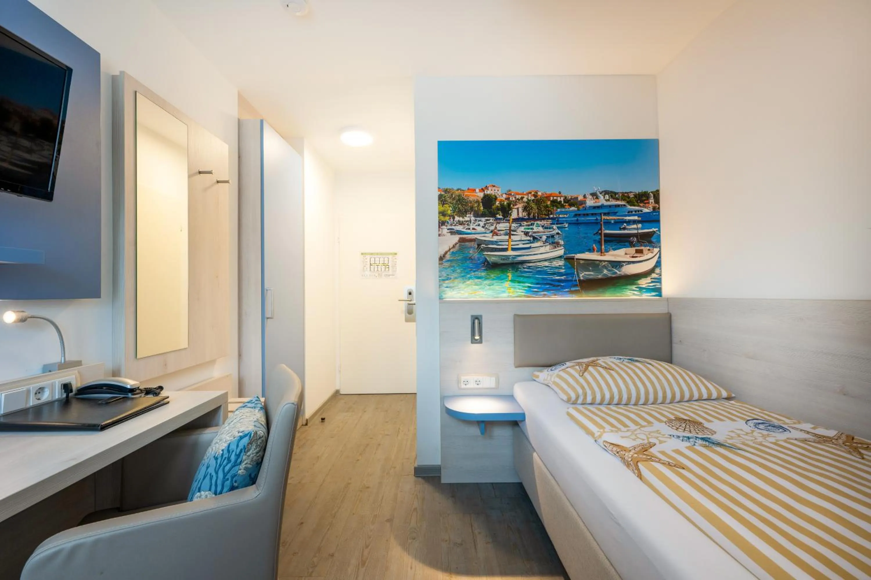 Photo of the whole room, Bed in Hotel Arosa Düsseldorf Oberkassel