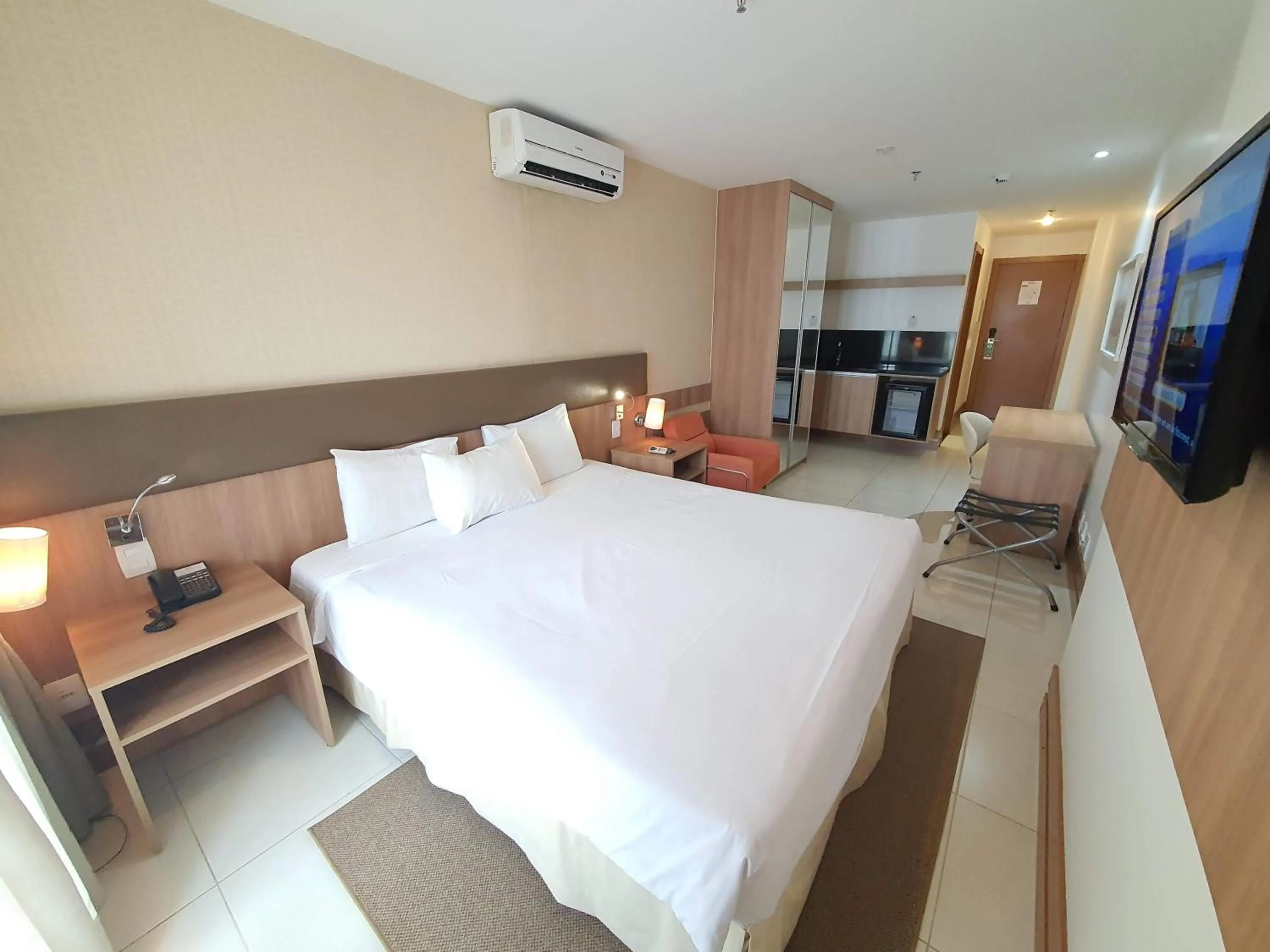 Bedroom, Bed in Flat no Athos Bulcão Executive By Rei dos Flats