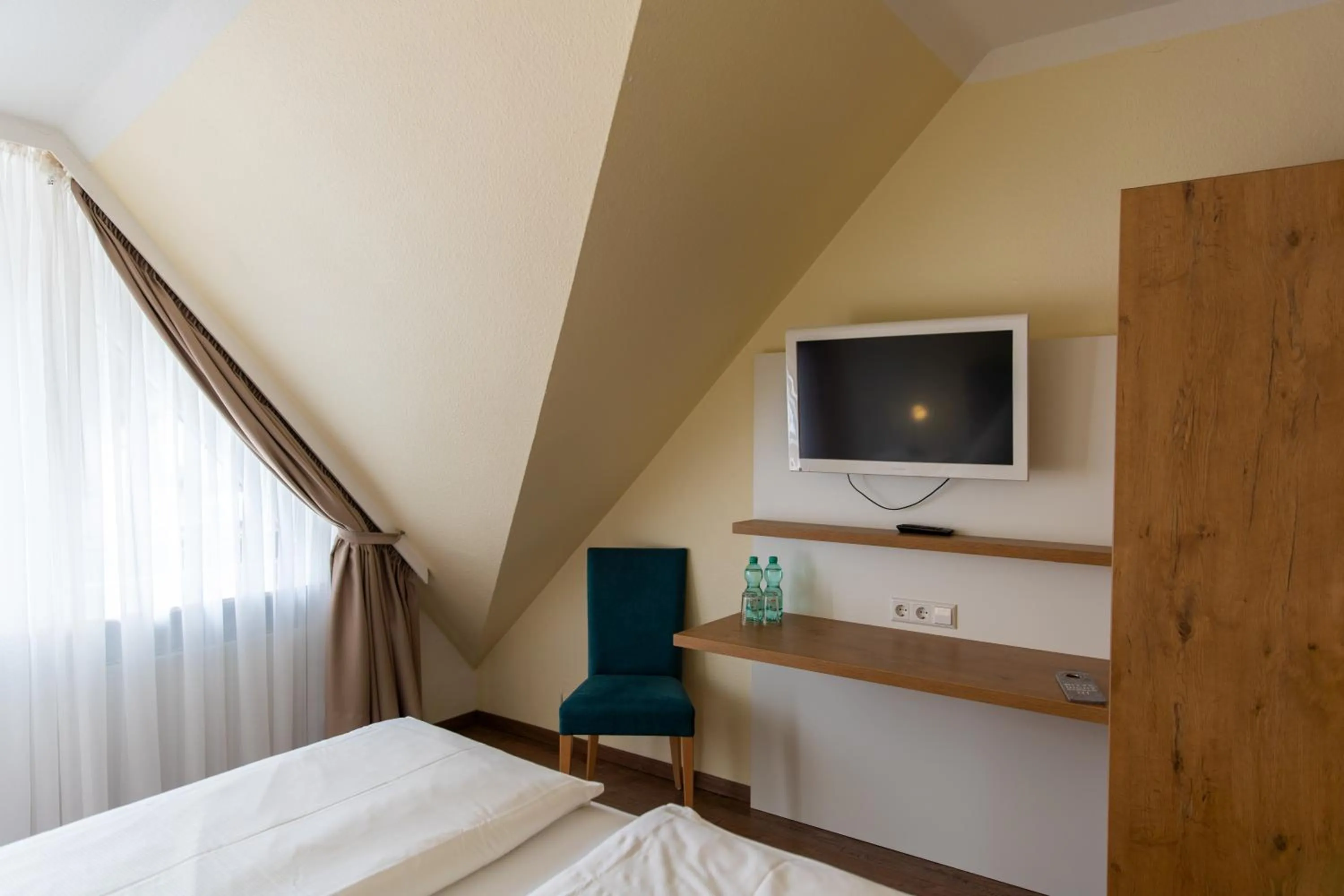 TV and multimedia, Bed in Hotel Bad Dürkheim