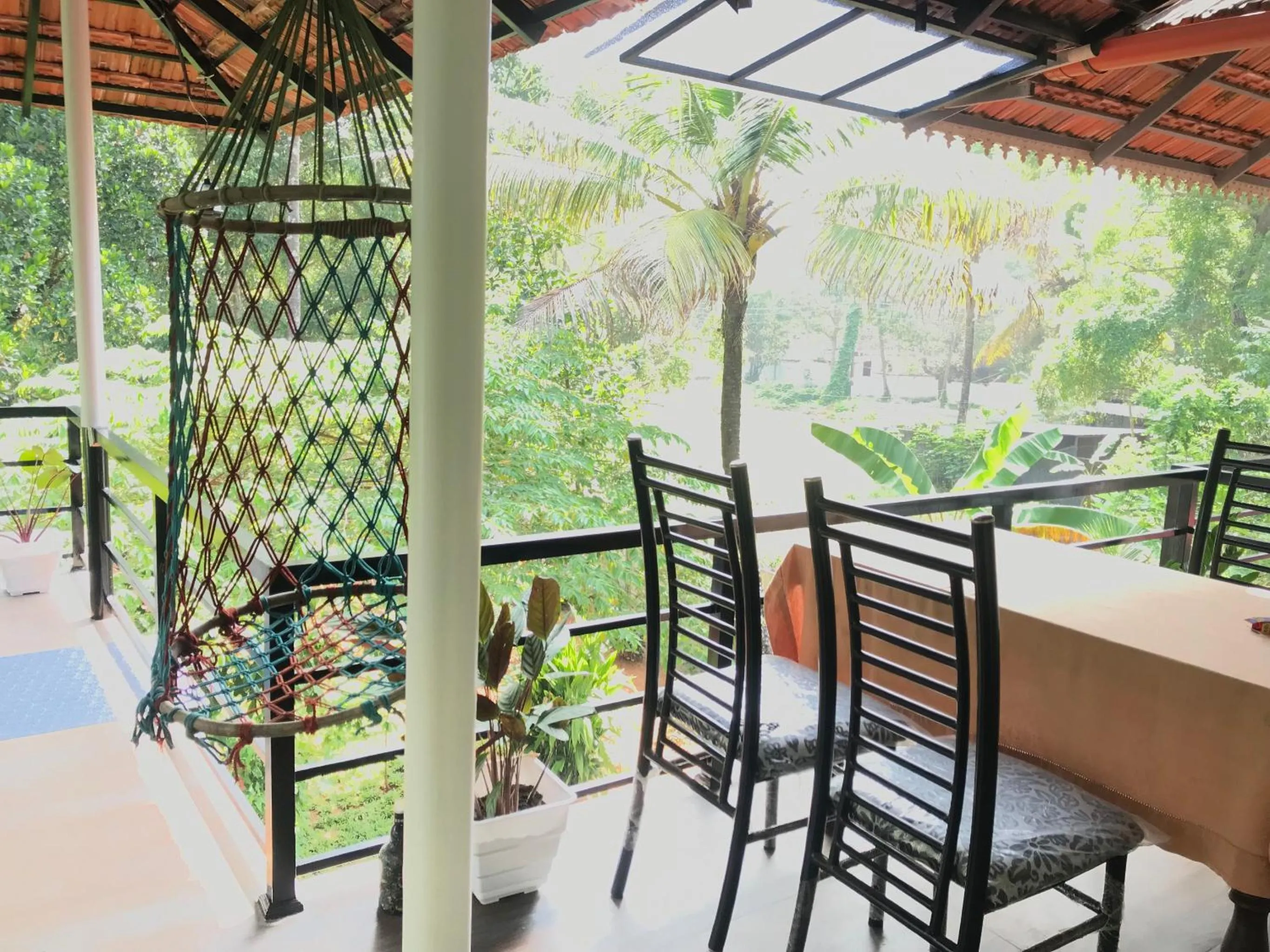 Restaurant/places to eat in Marari Charlys Homestay