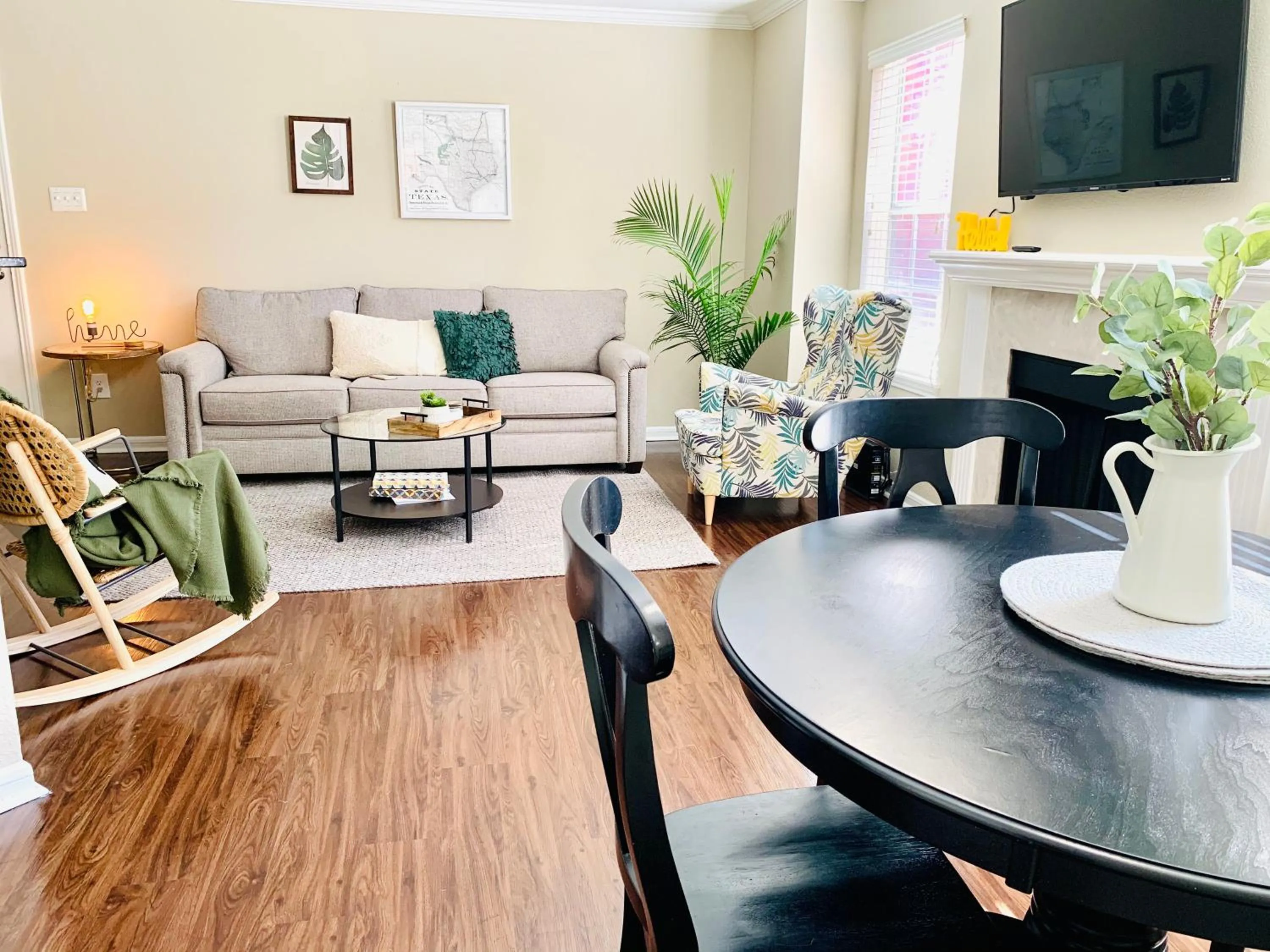 Living room in Peaceful Medical Center Apartment 2BR & 2BA