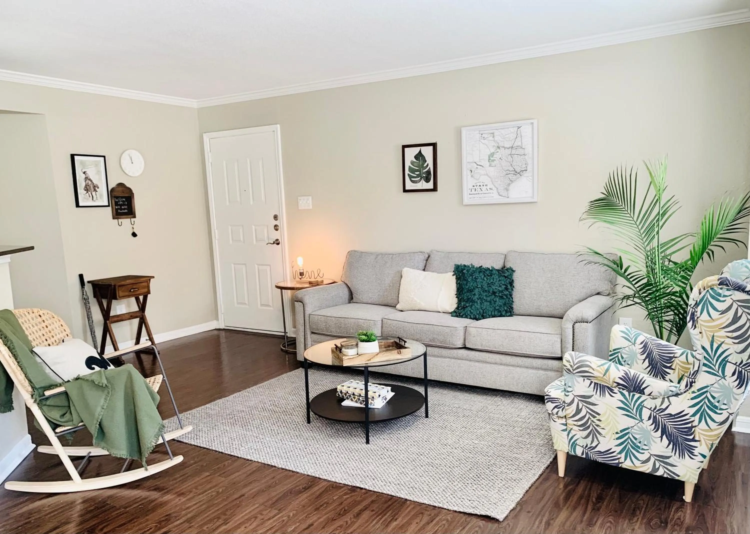 Living room in Peaceful Medical Center Apartment 2BR & 2BA