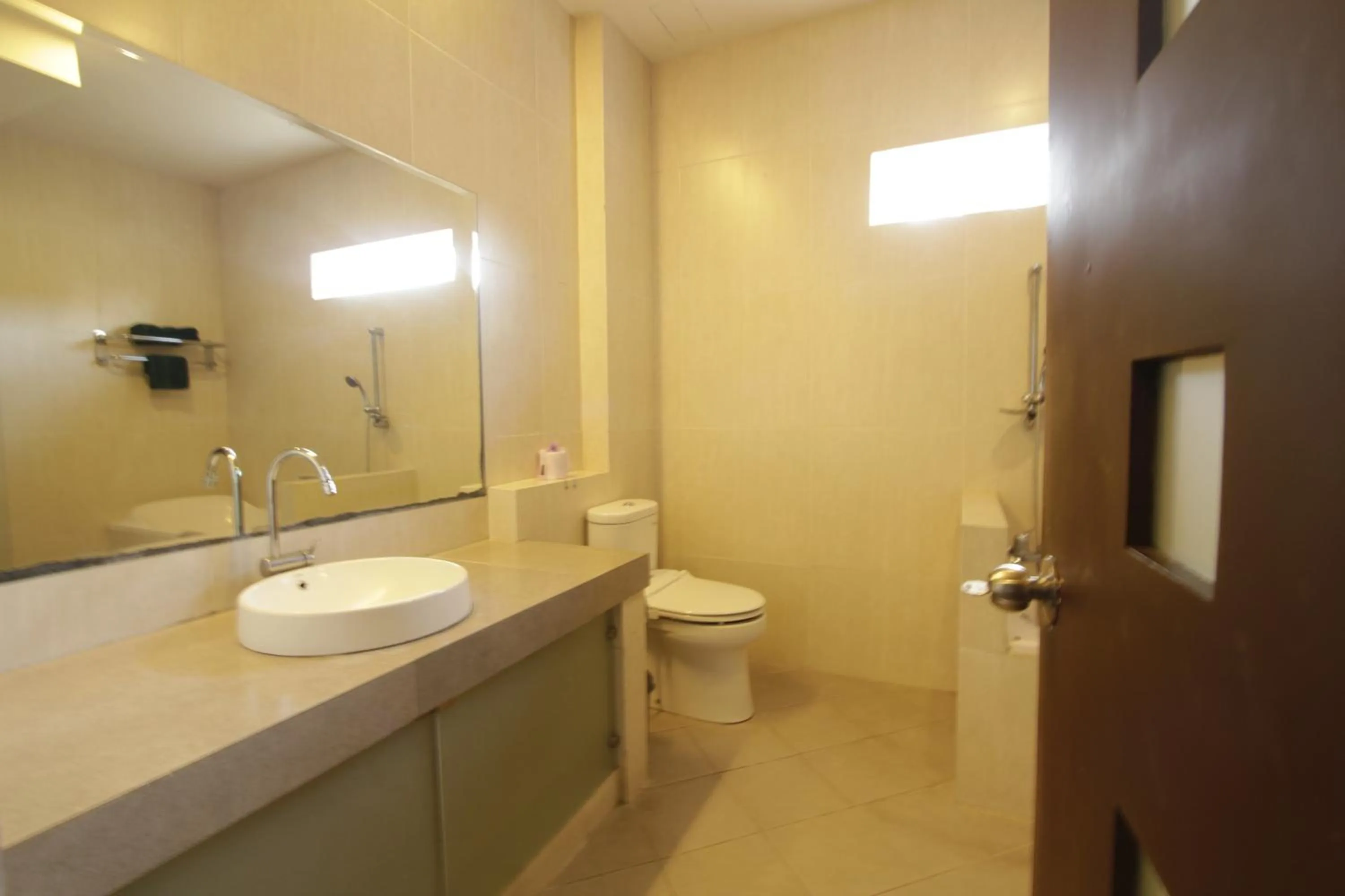 Bathroom in Alit Beach Resort and Villas
