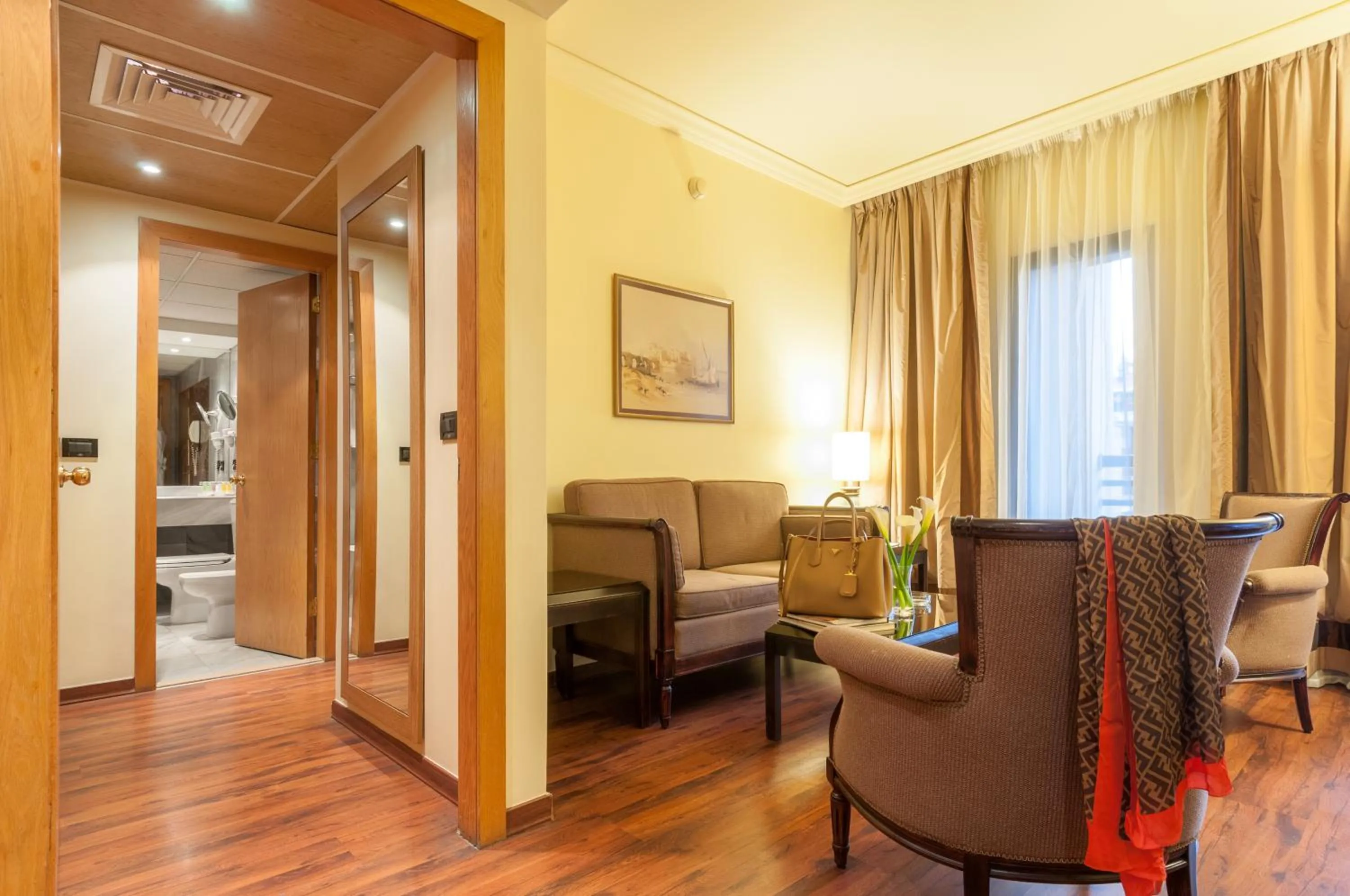 Living room, Bed in Le Commodore Hotel