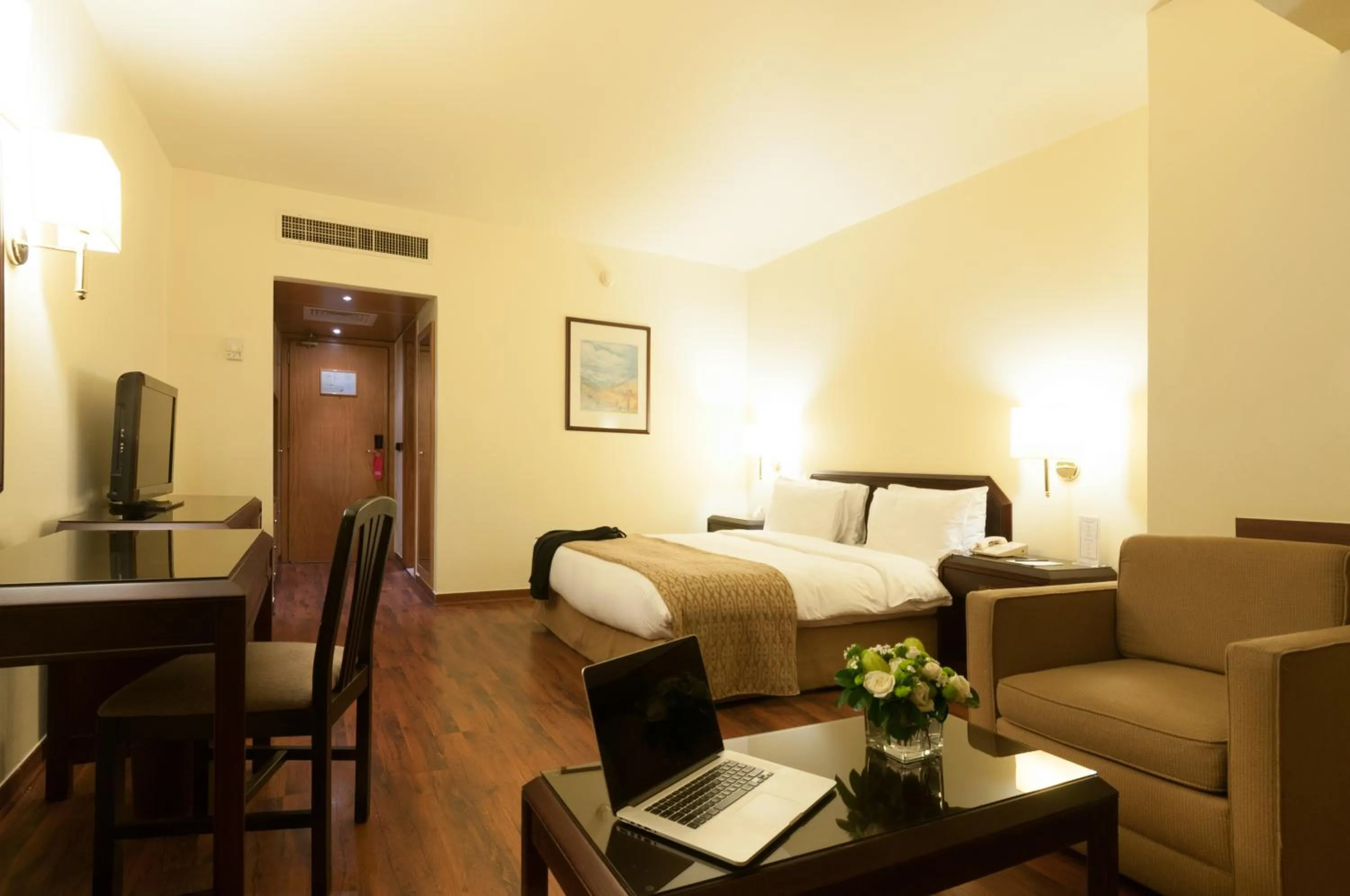 Bed in Le Commodore Hotel