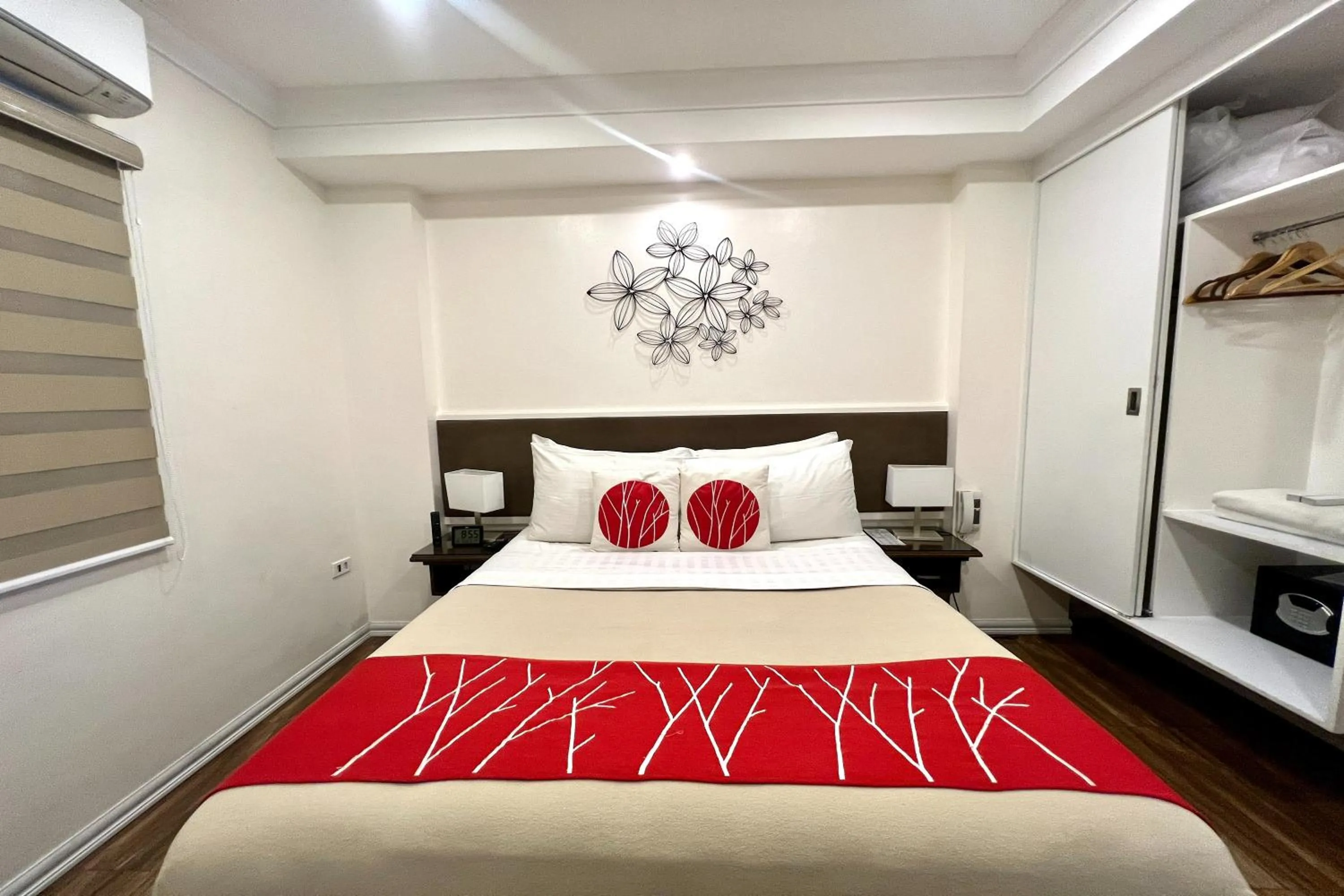 Bedroom, Bed in Khotel near T3 Airport