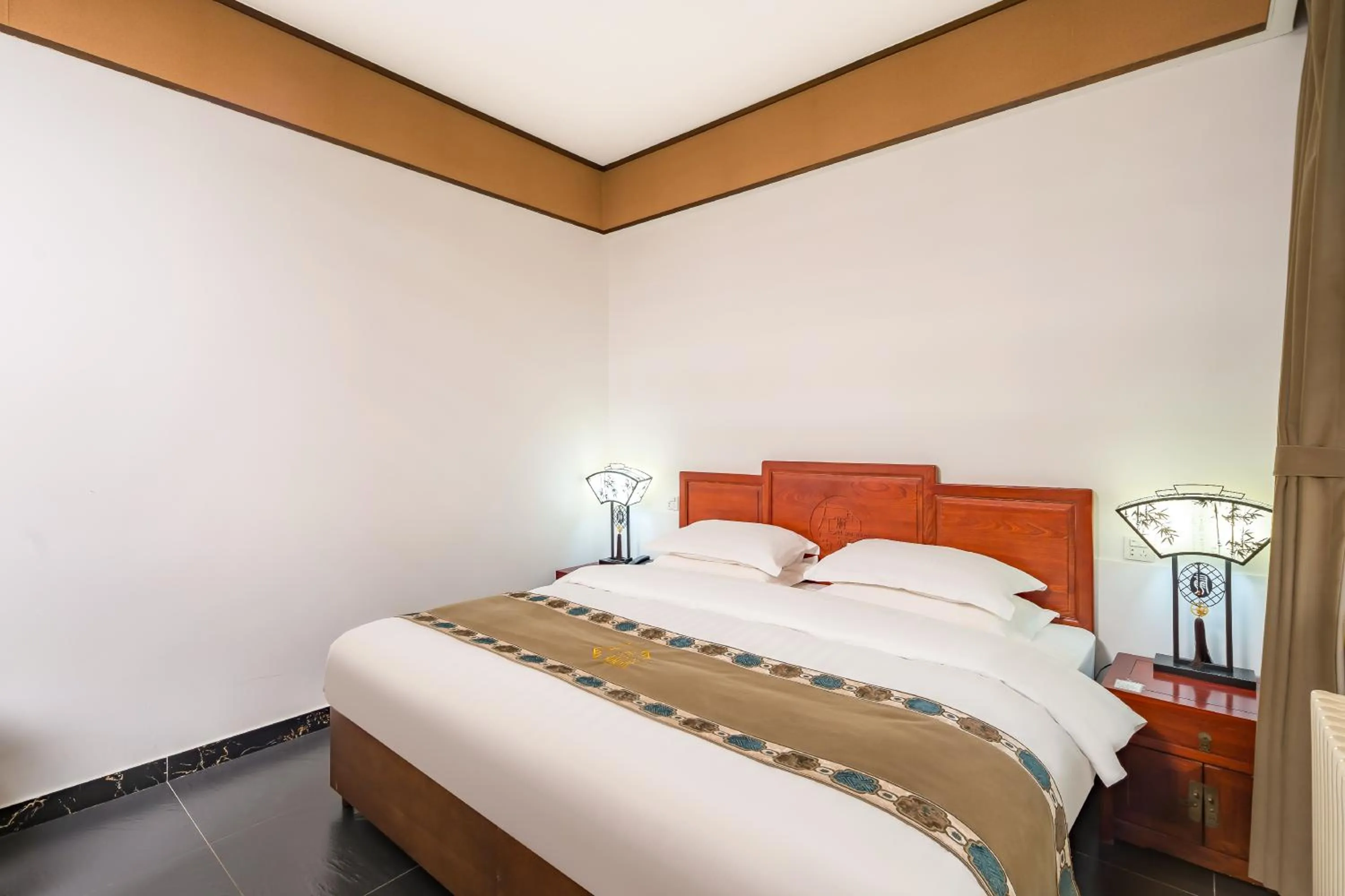 Bed in Beijing Jingyuan Courtyard Hotel