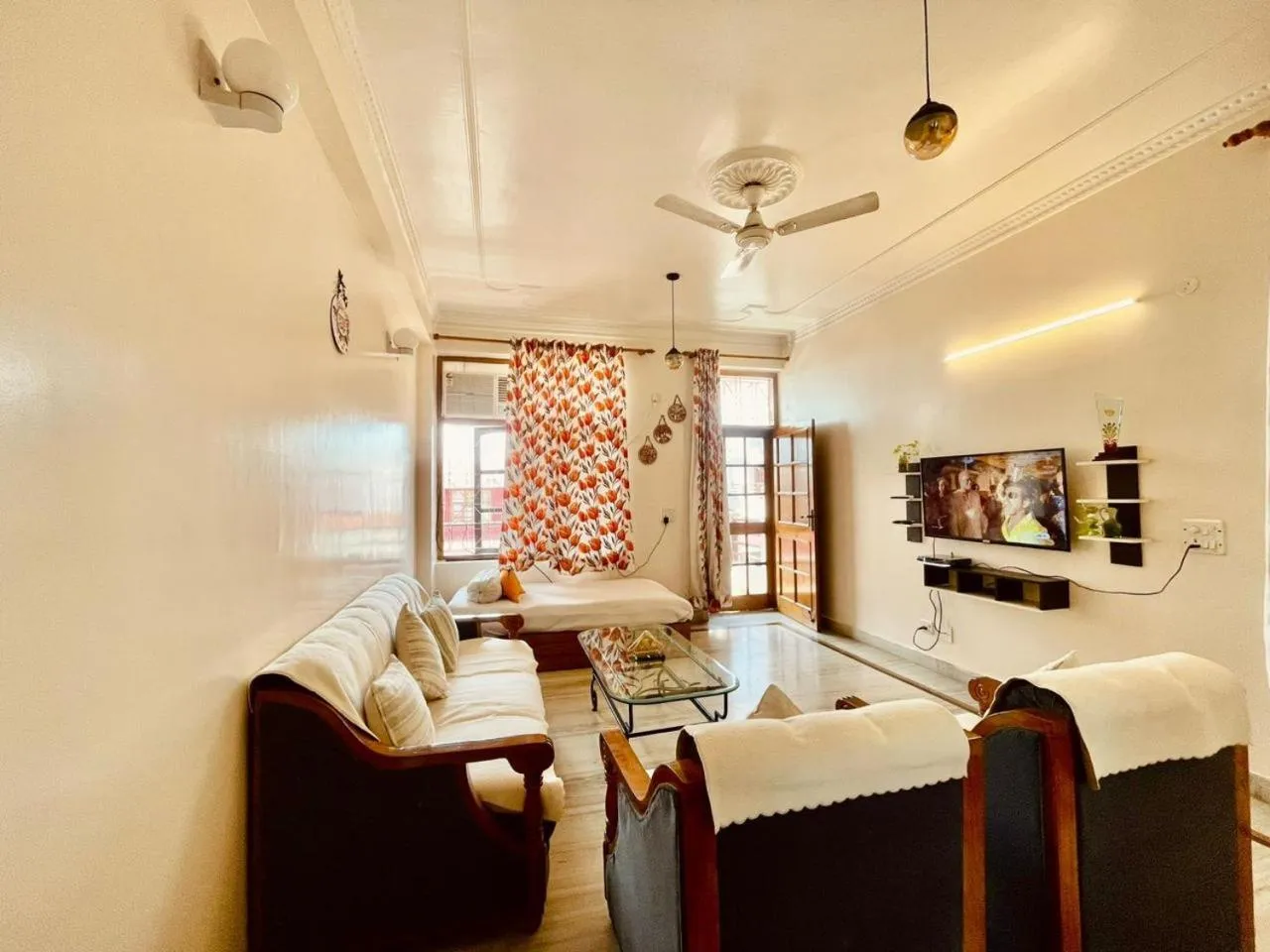 TV and multimedia in Golden Healing Journeys Homestay