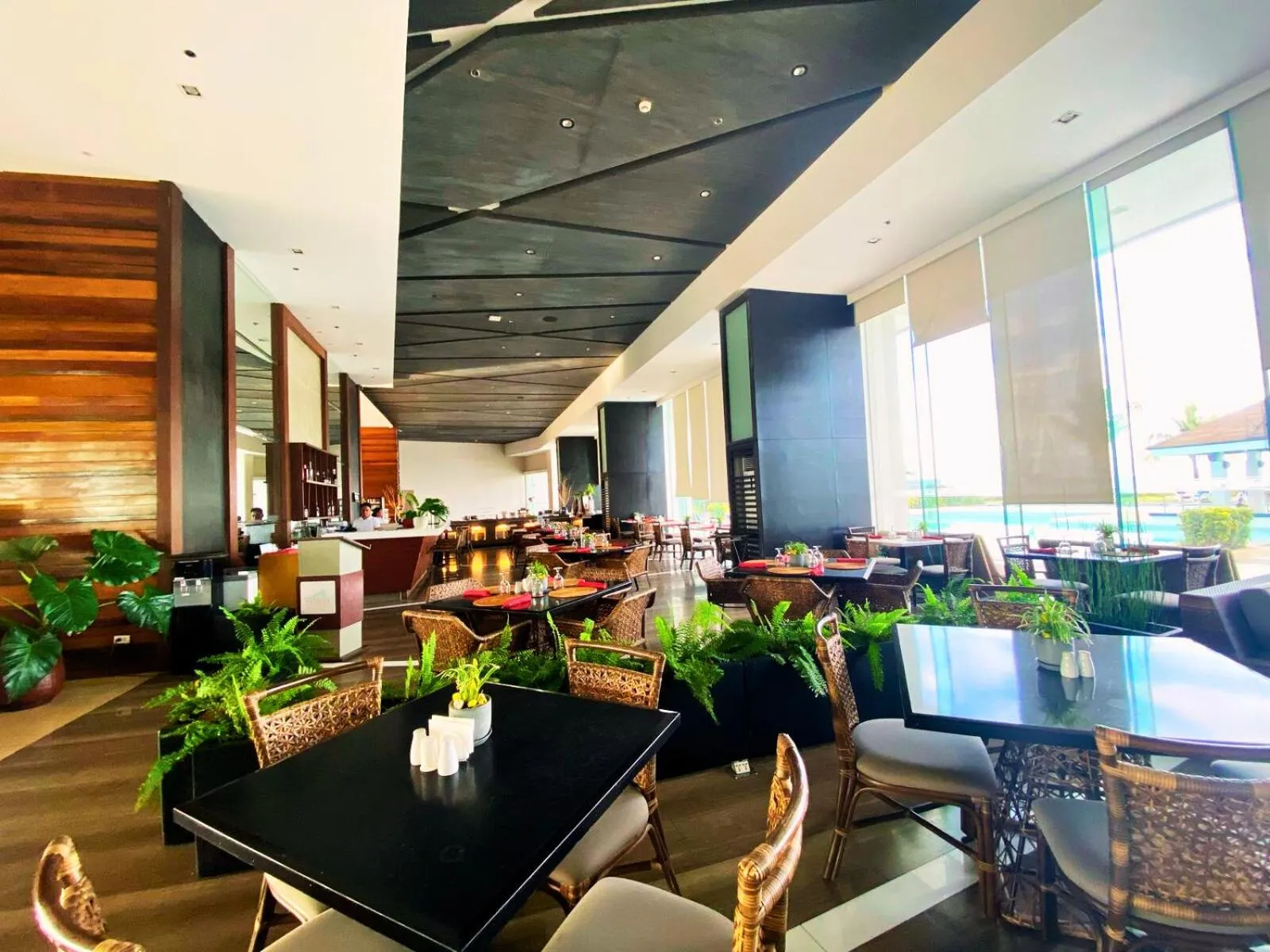 Restaurant/places to eat in Arterra Seaview Resort