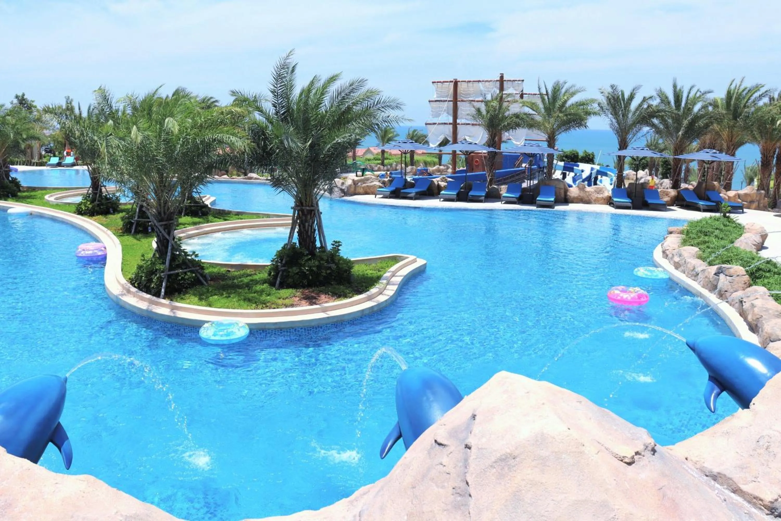 Swimming pool in Centara Mirage Resort Mui Ne