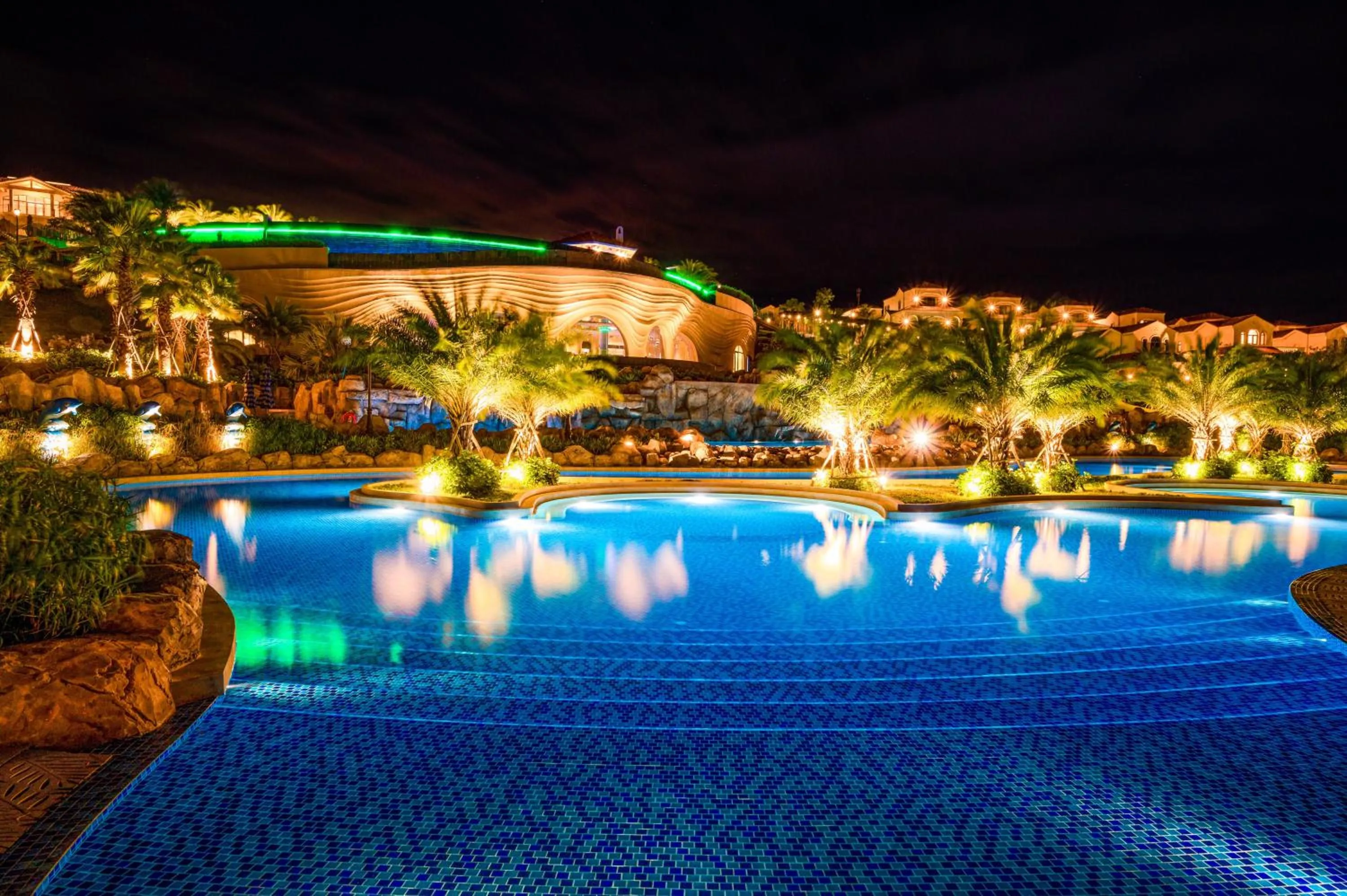 Swimming pool in Centara Mirage Resort Mui Ne