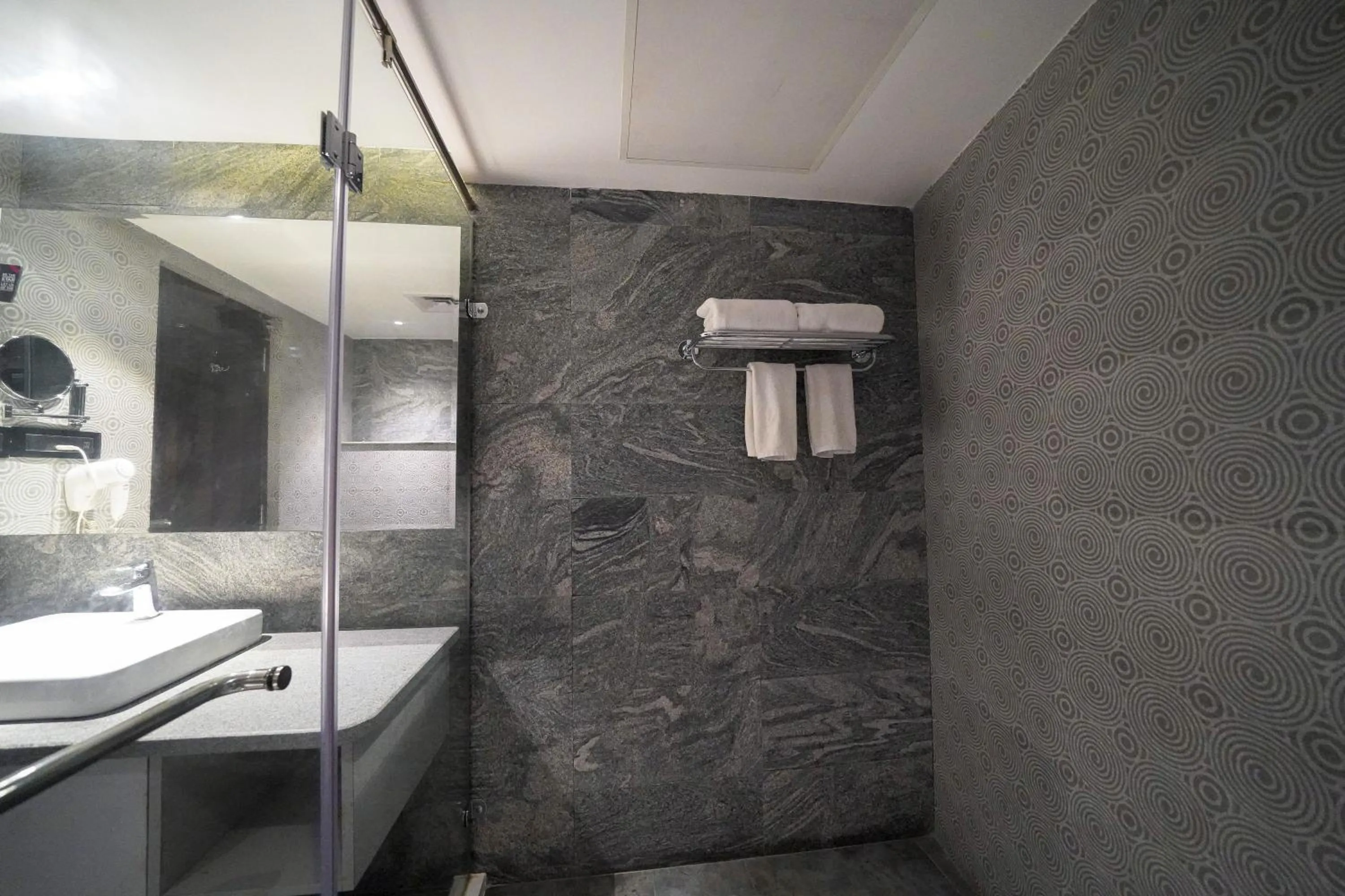 Bathroom in Olive Hotel MG Road Dunsvirk Inn by Embassy Group